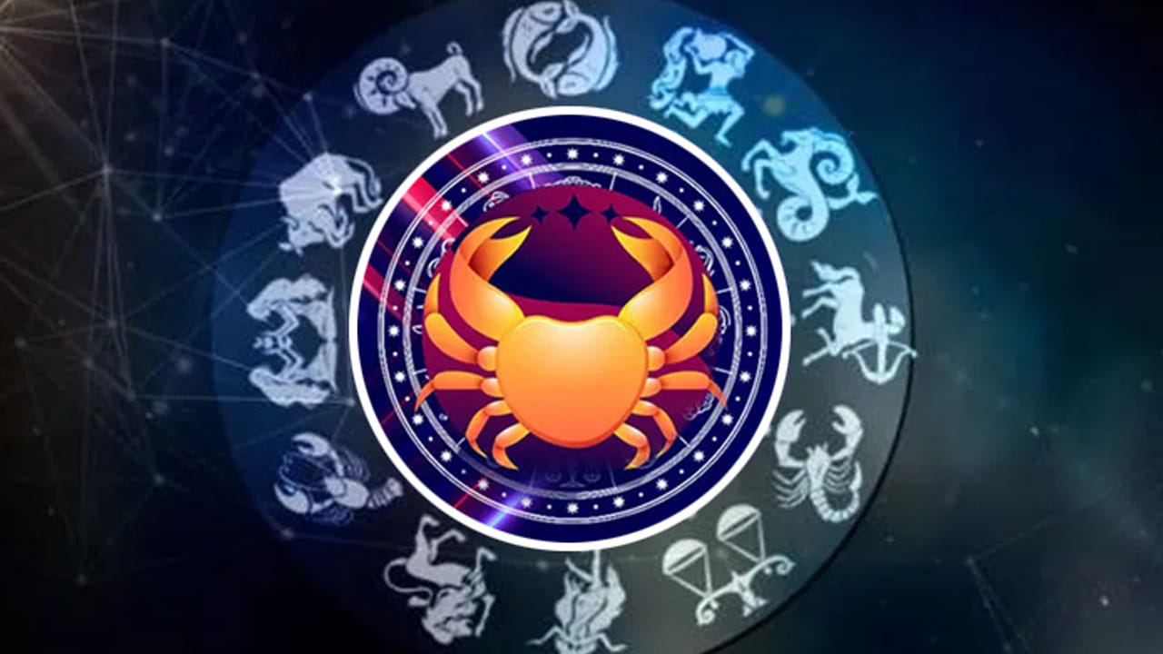 కర్కాటక రాశి : కర్కాటక రాశి వారికి సూర్య సంచారం లక్కు తీసుకొస్తుంది. అనుకోని విధంగా వీరికి అనేక రకాలుగా ప్రయోజనాలు చేకూర్చనుంది. ఎవరు అయితే చాలా రోజుల నుంచి ఆర్థిక సమస్యలతో సతమతం అవుతున్నారో, వారి బాధలు అన్నీ తొలిగిపోయి చాలా సంతోషంగా ఉంటారు. ఇంటిలో సంతోషకర వాతావరణం నెలకొంటుంది. అనుకోని విధంగా ఆదాయం రెట్టింపు  అవుతుంది. ఈ రాశి వారికి జీతం పెరిగే ఛాన్స్ ఉంది. వ్యాపారస్తులకు సూర్య సంచారం చాలా అనుకూలంగా ఉంటుంది.