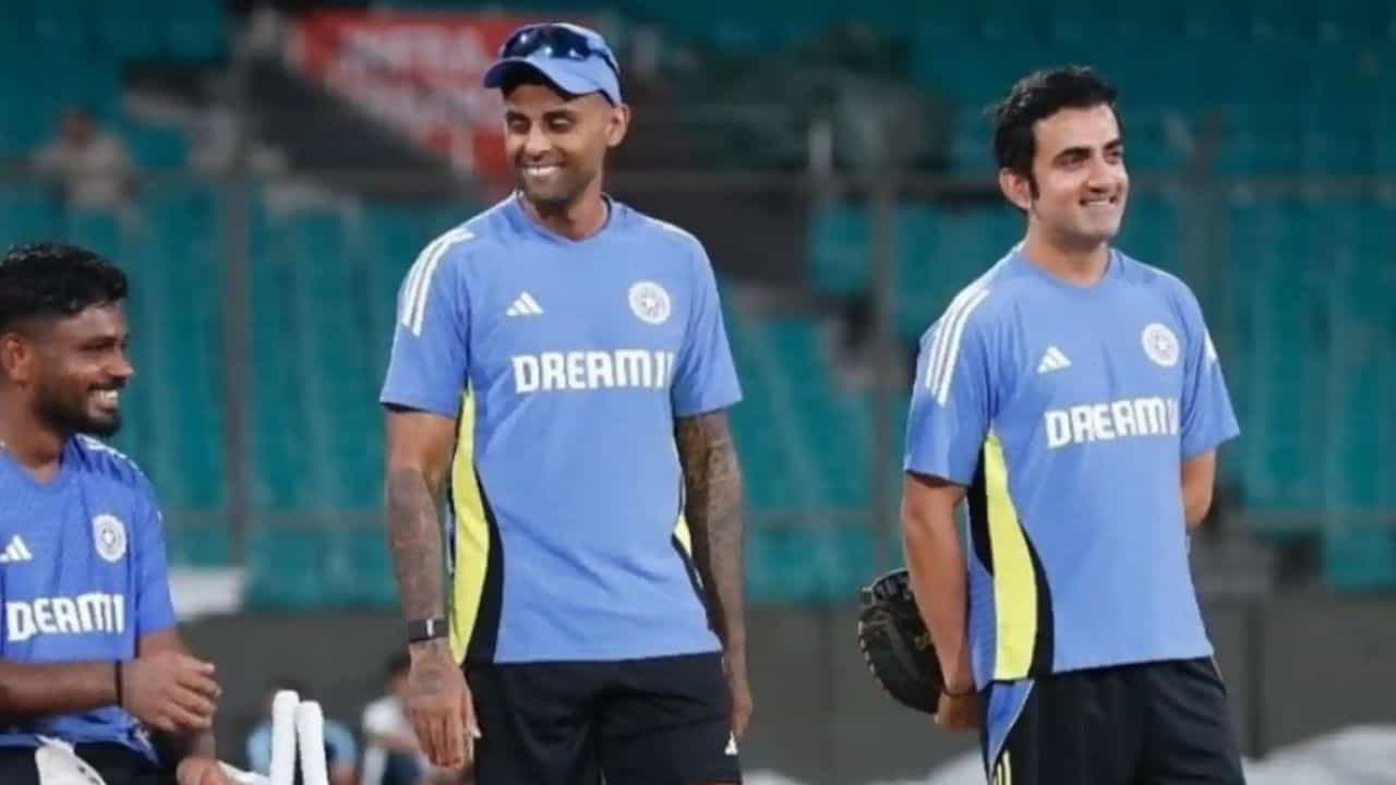టీ20 వరల్డ్ కప్ను వరుసగా రెండోసారి గెలవడం జట్టుకు గొప్ప అనుభూతినిచ్చిందని సూర్యకుమార్ యాదవ్ చెప్పారు. ఈ విజయం జట్టు కృషి, ప్రణాళికలకు నిదర్శనమని ఆయన పేర్కొన్నారు. టోర్నమెంట్ ప్రారంభానికి ముందే భారత జట్టు పూర్తి స్థాయి ప్రణాళికతో సిద్ధమైందని సూర్యకుమార్ యాదవ్ వెల్లడించారు.