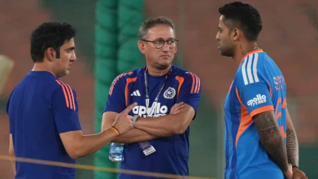 టీ20 వరల్డ్ కప్ ట్రోఫీని టేబుల్పై ఉంచి గౌతమ్ గంభీర్ జట్టును ఉద్దేశించి మాట్లాడిన మాటలను సూర్యకుమార్ యాదవ్ వెల్లడించారు. “మన డ్రెస్సింగ్ రూమ్లో ఇదే అత్యంత ముఖ్యమైనది. ఇంకేమీ దీనికంటే ముఖ్యమైంది కాదు. మీరు ద్వైపాక్షిక సిరీస్లలో వంద మ్యాచ్లు గెలిచినా ఎవరు గుర్తు పెట్టుకోరు. కానీ వరల్డ్ కప్ ట్రోఫీని మాత్రం ఎప్పటికీ గుర్తుంచుకుంటారు” అని గంభీర్ అన్నారు.