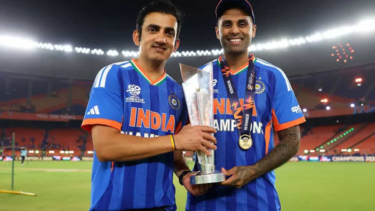 టోర్నమెంట్ ప్రారంభంలో జట్టు ప్రదర్శన చాలా తీవ్రంగా సాగిందని సూర్యకుమార్ యాదవ్ తెలిపారు. మొదటి నాలుగు మ్యాచ్లలో ఆటగాళ్లు అంతగా ఫోకస్గా ఉండటంతో గంభీర్ నవ్వే అవకాశం కూడా రాలేదని ఆయన సరదాగా చెప్పారు. అయితే తర్వాత జట్టు అద్భుతంగా బ్యాటింగ్ చేస్తూ భారీ స్కోర్లు నమోదు చేయడంతో కోచ్ చాలా ఆనందించారని చెప్పారు. కొన్ని మ్యాచ్ల్లో భారత్ 250కి పైగా పరుగులు సాధించడం జట్టు దూకుడును చూపించిందని అన్నారు.
