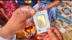 అప్పు తీర్చమంటే.. బంగారం బిస్కెట్లు ఇప్పించాడు.. తీరా చూస్తే