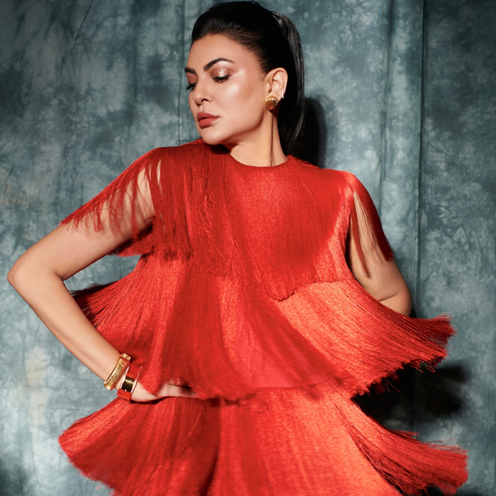 అలాగే ఐపీఎల్‌ మాజీ చైర్మన్‌ లలిత్‌ మోదీతో ప్రేమలో పడింది. ఆయనతో కలిసి ఉన్న ఫోటోలు సోషల్ మీడియాలో వైరల్ అయ్యాయి.ఆతర్వాత ఆమె అతని నుంచి కూడా విడిపోయింది. తిరిగి పాత బాయ్ ఫ్రెండ్ రోహ్మన్‌ షాల్‌తో కనిపించి షాక్ ఇచ్చింది.