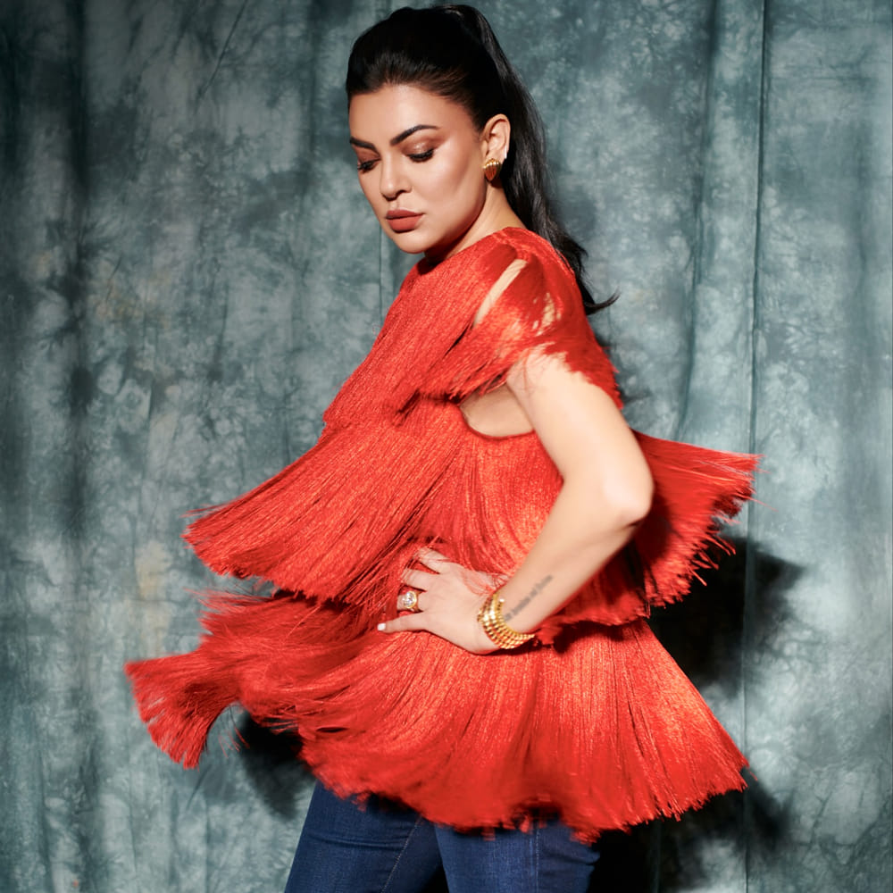 ఎప్పుడూ బాలీవుడ్ వుడ్ లో ఈ అమ్మడి ప్రేమాయణం న్యూస్ గా మారుతూ ఉంటుంది. ఇంతకూ ఆమె ఎవరంటే మాజీ విశ్వసుందరి సుష్మితా సేన్‌. మొన్నటివరకు తనకన్నా చిన్నవాడైన రోహ్మన్‌ షాల్‌ తో రిలేషన్ లో ఉంది ఈ బ్యూటీ. ఆతర్వాత అతనితో విడిపోయింది.