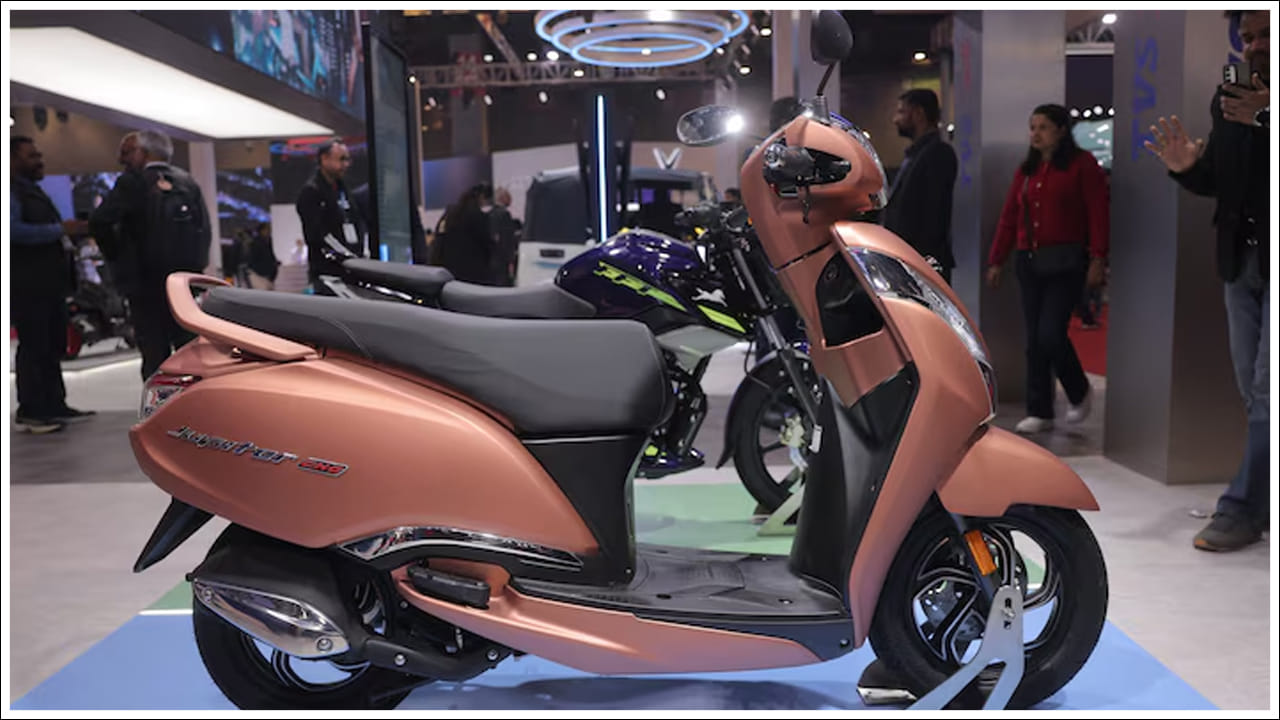  అలాగే భారతదేశంలోని ఫిబ్రవరి 2026 టాప్ 10 స్కూటర్ల జాబితాలో సుజుకి యాక్సెస్ 125 స్కూటర్ 3వ స్థానాన్ని దక్కించుకుంది. ఈ జాబితాలో హోండా యాక్టివా, టీవీఎస్ జూపిటర్ స్కూటర్లు మొదటి 2 స్థానాలను పొందాయి. సుజుకి యాక్సెస్ 125 స్కూటర్ ఎంట్రీ-లెవల్ వేరియంట్ ధర ప్రస్తుతం భారత మార్కెట్లో కేవలం రూ. 82,106 గా ఉంది. ఇది దాని ప్రత్యక్ష పోటీదారు అయిన హోండా యాక్టివా 125 స్కూటర్ కంటే తక్కువ. హోండా యాక్టివా 125 స్కూటర్ ప్రారంభ ధర రూ. 89,256 గా ఉందని గమనించదగ్గ విషయం.