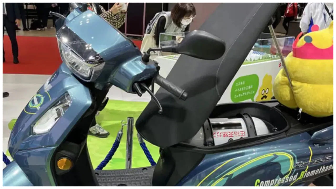  ఇదిలా ఉండగా, సుజుకి యాక్సెస్ 125 స్కూటర్ టాప్ వేరియంట్ ధర రూ. 1,02,301గా ఉంది. సుజుకి యాక్సెస్ స్కూటర్ ఎలక్ట్రిక్ వెర్షన్‌ను కూడా విక్రయిస్తుంది. సుజుకి ఇ-యాక్సెస్ పేరుతో విక్రయించబడే ఈ ఎలక్ట్రిక్ స్కూటర్ ధర రూ. 1,91,962. ఇవన్నీ సుజుకి, హోండా వెబ్‌సైట్‌లలో పేర్కొన్న ఎక్స్-షోరూమ్ ధరలు.