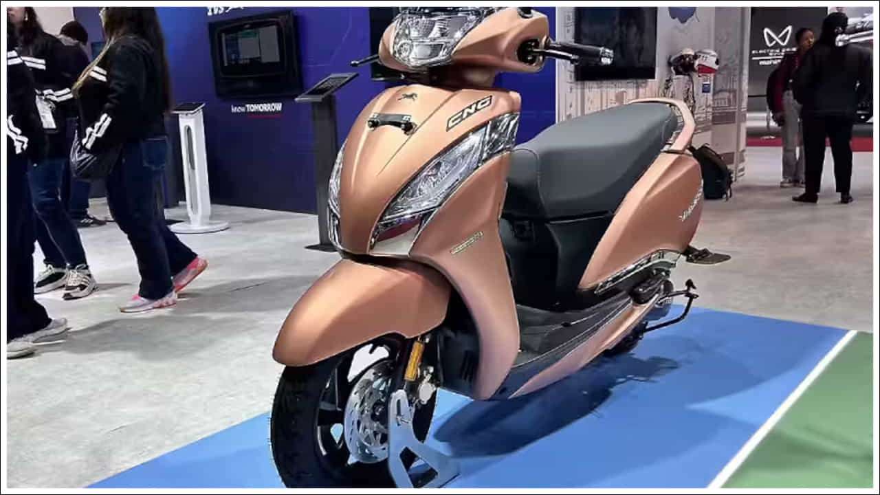 Suzuki: బైక్లలా కాకుండా తరచుగా గేర్లు మార్చాల్సిన అవసరం లేకపోవడం వల్ల భారతదేశంలో స్కూటర్లకు భారీ డిమాండ్ ఉంది. ముఖ్యంగా జపాన్ కంపెనీ సుజుకి తయారు చేసిన సుజుకి యాక్సెస్ 125 స్కూటర్ భారత మార్కెట్లో ప్రతి నెలా చాలా మంచి అమ్మకాలను నమోదు చేస్తోంది. ప్రస్తుత ఫిబ్రవరి 2026 నెల కూడా దీనికి మినహాయింపు కాదు. సుజుకి యాక్సెస్ 125 స్కూటర్ అమ్మకాల నివేదిక ఇప్పుడు రుస్లాన్ వెబ్సైట్లో విడుదలైంది. దీని ప్రకారం.. ప్రస్తుత ఫిబ్రవరి 2026 నెలలో 70,137 సుజుకి యాక్సెస్ 125 స్కూటర్లు అమ్ముడయ్యాయి.