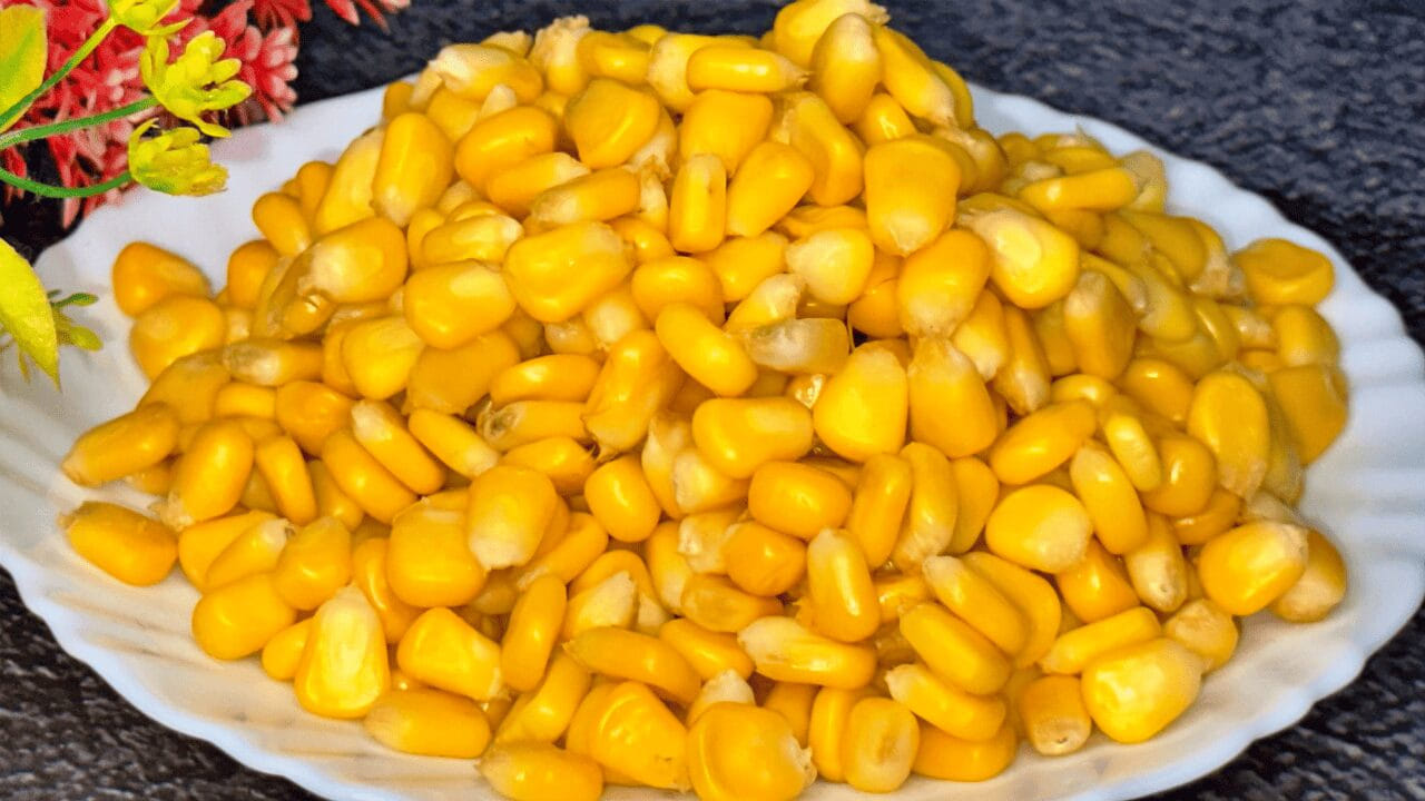 తీపి మొక్కజొన్న (Sweet Corn)  ఒక పోషక సమృద్ధిగా ఉన్న ఆహారం. ఇందులో ఫైబర్, విటమిన్లు (ఎ, బి, సి), ఖనిజాలు (పొటాషియం, మెగ్నీషియం, ఐరన్), యాంటీఆక్సిడెంట్లు   పుష్కలంగా ఉంటాయి, ఇవి మొత్తం ఆరోగ్యానికి, ఇన్సులిన్ సున్నితత్వానికి, కంటి రక్షణకు మేలు చేస్తాయి. మధుమేహం  (Diabetes) ఉన్నవారు స్వీట్ కార్న్ తీసుకోవచ్చా? ఏ విధంగా తీసుకోవచ్చో ఇప్పుడు తెలుసుకుందాం. స్వీట్ కార్న్‌లో ఉన్న ఫైబర్ రక్తంలో చక్కెర శోషణను నెమ్మదింపజేస్తుంది, రక్తంలో గ్లూకోజ్ వేగంగా పెరగకుండా సహాయపడుతుంది. 
