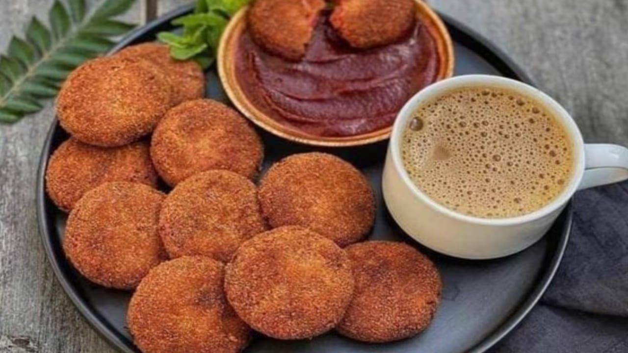 సాధారణంగా పూరీలంటే కేవలం మైదా పిండి లేదంటే గోధుమపిండితో చేస్తాం. కానీ, ఈసారి ఆరోగ్యంతో పాటు రుచిని ఇచ్చే చిలగడదుంప పూరీలను ప్రయత్నించండి. ప్రముఖ కుకరీ ఇన్ఫ్లుయెన్సర్ పూనమ్ దేవ్నానీ ఈ ప్రత్యేకమైన రెసిపీని పంచుకున్నారు. చిలగడదుంప పూరీ (Shakarkand Ki Puri) రెసిపీకి సంబంధించిన వివరాలు ఇక్కడ ఉన్నాయి. నూనె పీల్చుకోకుండా, మెత్తగా, బెలూన్‌లా పొంగే పూరీలను ఎలా తయారు చేయాలో ఇప్పుడు చూద్దాం.