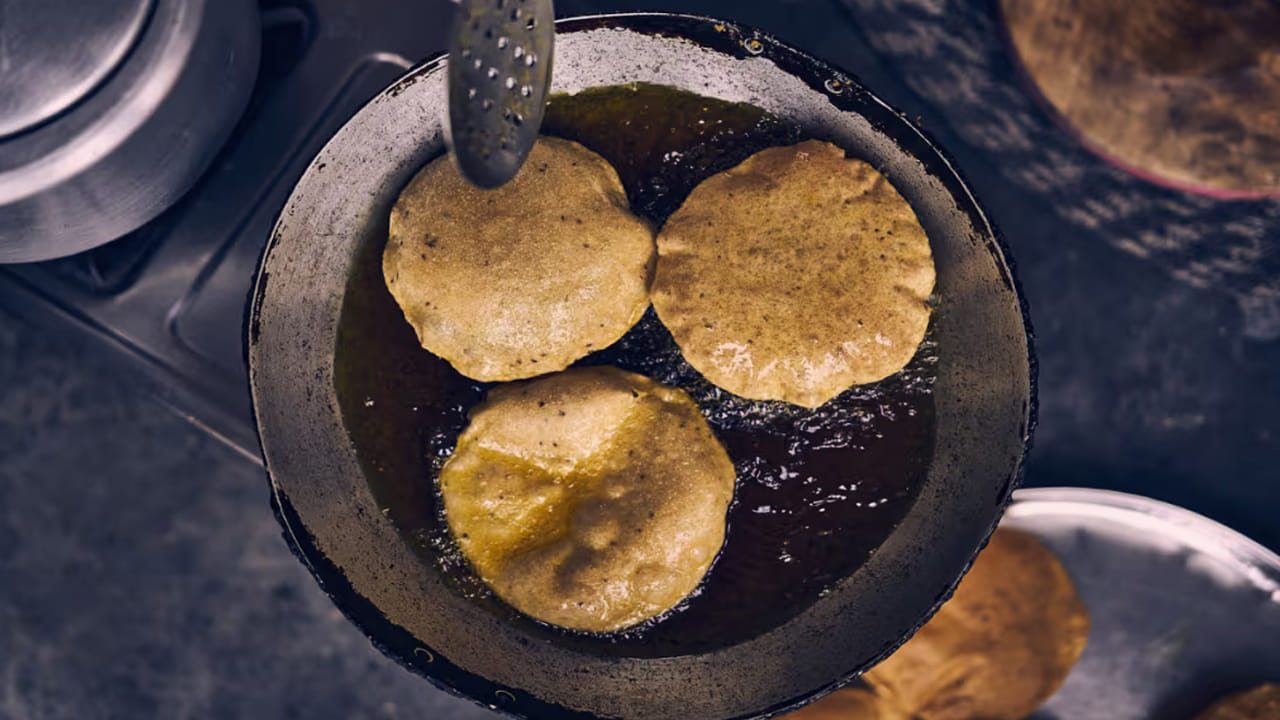 ఇక ఈ పూరీల తయారీకి కావాల్సిన పదార్థాలు..చిలగడదుంపలు - 2 పెద్దవి (ఆవిరిపై ఉడికించినవి), గోధుమ పిండి - 2 కప్పులు, బొంబాయి రవ్వ (సుజీ) - 2 టేబుల్ స్పూన్లు (పూరీ క్రిస్పీగా రావడం కోసం), యాలకుల పొడి - అర టీస్పూన్, పంచదార పొడి లేదా బెల్లం తురుము - 3 టేబుల్ స్పూన్లు, నెయ్యి - 1 టీస్పూన్ (పిండి కలపడానికి), నూనె - వేయించడానికి సరిపడా తీసుకోవాలి.