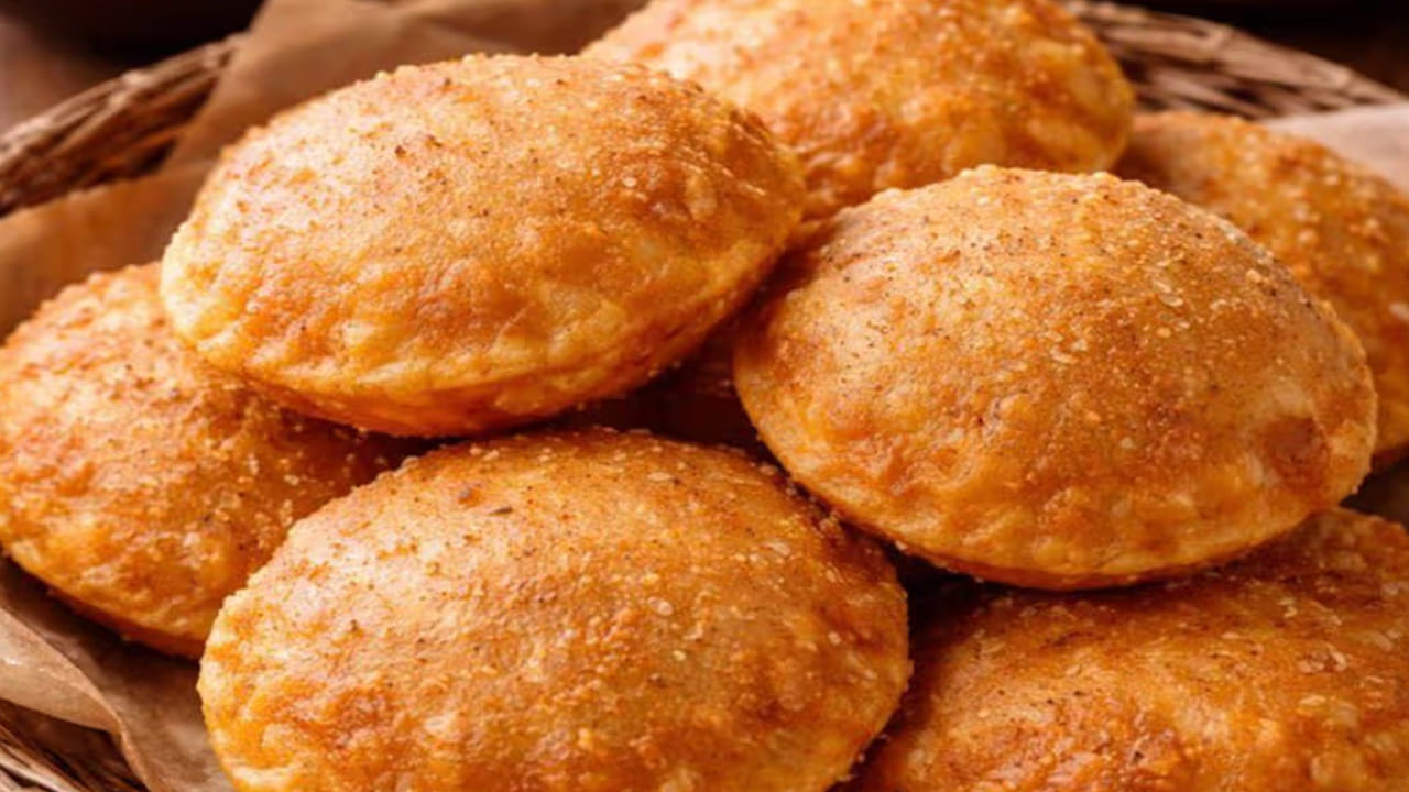 తయారీ విధానం: ఆవిరిపై ఉడికించిన చిలగడదుంపల పొట్టు తీసి, ఉండలు లేకుండా మెత్తగా స్మాష్ చేయాలి. ఇప్పుడు ఒక వెడల్పాటి గిన్నెలో గోధుమ పిండి, రవ్వ, యాలకుల పొడి, పంచదార పొడి, స్మాష్ చేసిన చిలగడదుంప మిశ్రమాన్ని వేయాలి. మొదట చిలగడదుంపలోని తేమతోనే పిండిని కలపడానికి ప్రయత్నించండి. అవసరమైతేనే ఒకటి లేదా రెండు స్పూన్ల నీరు చల్లుకోండి. పిండిని గట్టిగా (పూరీ పిండిలా) కలుపుకుని 10 నిమిషాలు పక్కన పెట్టాలి. చిన్న చిన్న ఉండలుగా చేసుకుని పూరీల్లా ఒత్తుకోవాలి. మరుగుతున్న నూనెలో వేసి రెండు వైపులా బంగారు రంగు వచ్చే వరకు వేయించాలి.