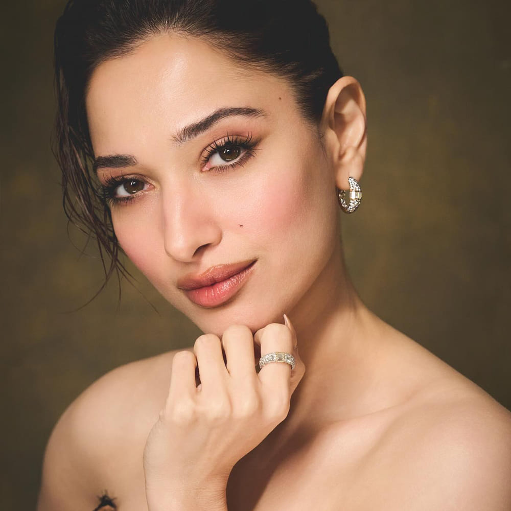 15 ఏళ్ల వయసులోనే సినీ పరిశ్రమలోకి అరంగేట్రం చేసింది. పదవ తరగతి చదివే సమయంలోనే వెండితెరపై సందడి చేసింది. 2005 సంవత్సరంలో చాంద్ సా రోషన్ చెహరా అనే సినిమాలో నటించి ప్రశంసలు అందుకుంది.