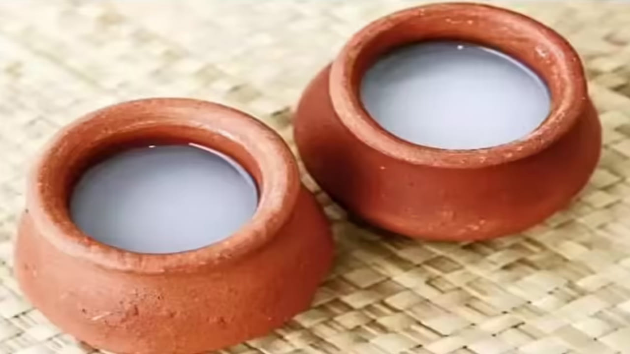 ఎండలు ముదిరితే చాలు, ప్రజలు చల్లని పానీయాల కోసం వెతుకుతారు. కృత్రిమ కూల్ డ్రింక్స్ కంటే మన పల్లెటూర్లలో దొరికే తాటికల్లు, ఈతకల్లు ఆరోగ్యానికి ఎంతో శ్రేయస్కరం. తాటి చెట్టు నుండి తీసే తాటికల్లు శరీరంలోని వేడిని తగ్గించడంలో అద్భుతంగా పనిచేస్తుంది. మరోవైపు, ఈత చెట్టు నుండి సేకరించే ఈతకల్లు తీయగా ఉండటమే కాకుండా అనేక పోషక విలువలను కలిగి ఉంటుంది.
ఈ రెండింటిలోనూ విటమిన్లు, ఖనిజ లవణాలు పుష్కలంగా ఉంటాయి. కానీ వీటి మధ్య కొన్ని కీలక వ్యత్యాసాలు ఉన్నాయి.