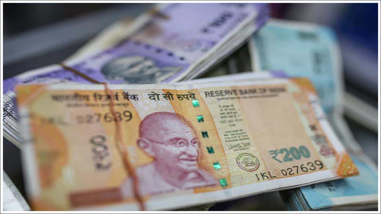 Tax Benefits: మీరు కష్టపడి సంపాదించిన ఆదాయంలో ఎక్కువ భాగం ఆదాయపు పన్నుకు వెళ్తుందని మీరు ఆందోళన చెందుతున్నారా? 2025-26 ఆర్థిక సంవత్సరం ముగియబోతోంది. భారతదేశం అంతటా జీతం పొందే, వృత్తి నిపుణులకు మార్చి 31 గడువు వేగంగా సమీపిస్తోంది. మీరు ఇంకా మీ పన్నులను సరిగ్గా ప్లాన్ చేసుకోకపోతే మీరు భారీ ఆర్థిక దెబ్బను ఎదుర్కోవలసి రావచ్చు. కానీ అస్సలు ఆందోళన చెందాల్సిన అవసరం లేదు. ఆదాయపు పన్ను చట్టంలోని సెక్షన్ 80C ప్రకారం.. మీరు రూ. 1.5 లక్షల వరకు పెట్టుబడులపై పూర్తి పన్ను మినహాయింపు పొందవచ్చు. మీ పన్నును ఆదా చేయడమే కాకుండా మీ ఉజ్వల భవిష్యత్తు కోసం పెద్ద నిధిని సృష్టించే 5 ఉత్తమ ఆప్షన్ల గురించి తెలుసుకుందాం.