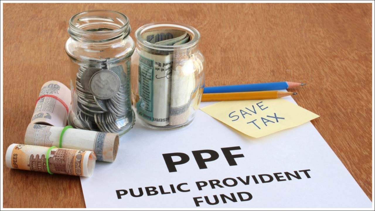 2. పబ్లిక్ ప్రావిడెంట్ ఫండ్ (PPF): స్టాక్ మార్కెట్లో ఎలాంటి రిస్క్ నుండి దూరంగా ఉండటం ద్వారా తమ డబ్బును పూర్తిగా సురక్షితంగా ఉంచుకోవాలనుకునే వారికి ఇది చాలా ప్రజాదరణ పొందిన, మొదటి ఎంపిక ఎంపిక. భారత ప్రభుత్వం ప్రస్తుతం ఈ ఫండ్‌పై సంవత్సరానికి 7.1 శాతం వడ్డీ రేటును అందిస్తోంది. ఈ పథకం అతిపెద్ద లక్షణం ఏమిటంటే ఇది 'EEE' పన్ను పరిధిలోకి వస్తుంది. అంటే, మీ పెట్టుబడి, దానిపై సంపాదించిన వడ్డీ, మెచ్యూరిటీ  సమయంలో పొందిన మొత్తం మొత్తం అన్నీ ఆదాయపు పన్ను నుండి పూర్తిగా మినహాయింపు ఉంటుంది. ఇందులో డబ్బును 15 సంవత్సరాల పాటు డిపాజిట్ చేయాలి.