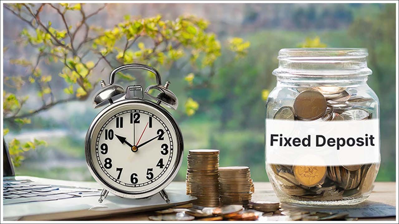  పన్ను ఆదా స్థిర డిపాజిట్ (FD): ఎలాంటి ఆర్థిక రిస్క్ తీసుకోవడానికి ఇష్టపడని వారికి, ఈ డిపాజిట్‌ను 5 సంవత్సరాల కాలపరిమితి కలిగిన బ్యాంకులో ఉంచడం అత్యంత సులభమైన, సరళమైన మార్గం. దీనిలో పెట్టుబడి పెట్టడం ద్వారా, మీరు సెక్షన్ 80C కింద మినహాయింపు పొందుతారు. కానీ గుర్తుంచుకోవలసిన విషయం ఏమిటంటే మీరు ఈ పెట్టుబడిపై సంపాదించే వడ్డీపై నిబంధనల ప్రకారం పన్ను చెల్లించాలి.