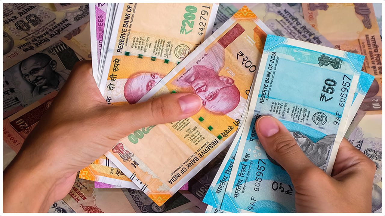 Tax Free Income: 2025-26 ఆర్థిక సంవత్సరానికి ఆదాయపు పన్ను దాఖలు ప్రక్రియ ప్రారంభం కానుంది. పాత పన్ను విధానం ప్రకారం.. సంవత్సరానికి రూ.7 లక్షల వరకు ఆదాయం పన్ను రహితం కాగా, కొత్త పన్ను విధానం ప్రకారం, సంవత్సరానికి రూ.12 లక్షల వరకు ఆదాయం పన్ను రహితం. ఈ పరిమితికి మించిన ఆదాయంపై ఆదాయపు పన్ను విధిస్తారు. అయితే దేశంలో పన్ను రహితంగా ఉండే ఆదాయాలు చాలా ఉన్నాయి. ఈ సంపాదనలపై ప్రభుత్వానికి ఒక్క రూపాయి కూడా చెల్లించాల్సిన అవసరం లేదు. అంటే ఈ ఆదాయాల నుండి వచ్చే రాబడి పూర్తిగా పన్ను రహితం.