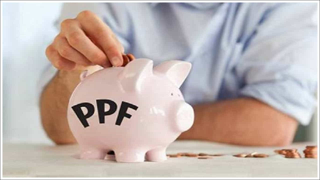  PPF వడ్డీ, మెచ్యూరిటీ: పబ్లిక్ ప్రావిడెంట్ ఫండ్ (PPF) చాలా ప్రజాదరణ పొందిన పొదుపు పథకం. మీరు సంపాదించే వడ్డీ, పథకం మెచ్యూర్ అయినప్పుడు మీకు అందే డబ్బు పూర్తిగా పన్ను రహితం. ప్రస్తుతం పీపీఎఫ్‌ 7.1% వడ్డీని అందిస్తుంది. మీరు పీపీఎఫ్‌లో ఏటా రూ.1.5 లక్షల వరకు జమ చేయవచ్చు. ఇది సెక్షన్ 80C కింద పన్ను మినహాయింపుకు కూడా అర్హత పొందుతుంది. ఈ పథకం EEE (ఎగ్జెంప్ట్-ఎగ్జెంప్ట్-ఎగ్జెంప్ట్) నమూనాపై పనిచేస్తుంది. అంటే మీ పెట్టుబడి, సంపాదించిన వడ్డీ, మెచ్యూరిటీ సొమ్ము అన్నీ పన్ను రహితం.