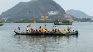 Andhra News: కృష్ణమ్మ అలలపై అద్భుత దృశ్యం.. వినూత్నంగా టీడీపీ 44వ ఆవిర్భావ దినోత్సవ వేడుకలు