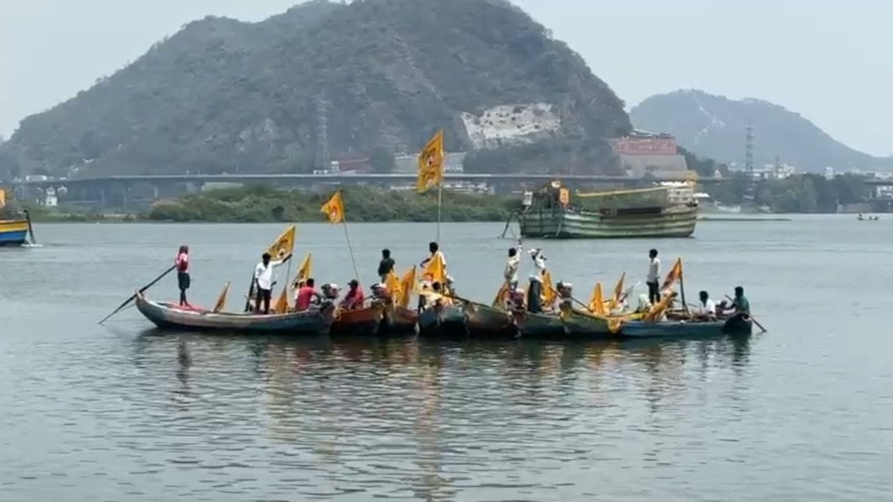 Andhra News: కృష్ణమ్మ అలలపై అద్భుత దృశ్యం.. వినూత్నంగా టీడీపీ 44వ ఆవిర్భావ దినోత్సవ వేడుకలు