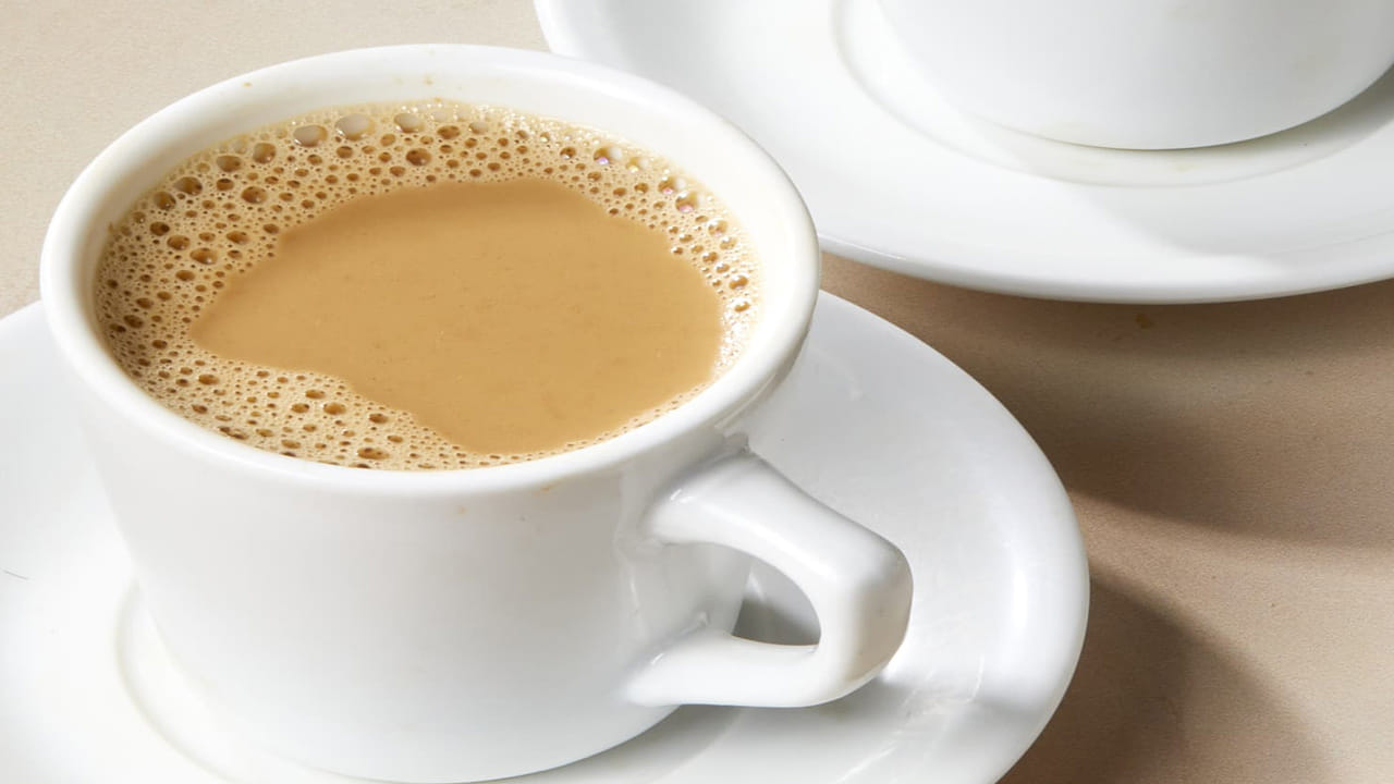 టీలోని టీనిన్ పదార్థం ఎక్కువగా తీసుకుంటే, కొన్ని వ్యక్తులకు జీర్ణక్రియ మందగిస్తుంది. ఆకలినీ, పేగు సమస్యలను కలిగించవచ్చు. కాస్త చల్లారిన, హెర్బల్ టీలు వేసవిలో ఎక్కువగా మంచివి. కాఫీన్ ఉన్న టీ తక్కువ మొత్తంలో తీసుకుంటే శక్తి, మెంటల్ అలర్ట్ పెరుగుతుంది. కానీ అతిగా తాగే టీలు శరీరాన్ని త్వరగా అలసట, దుర్బలత వచ్చే అవకాశం ఉంది.