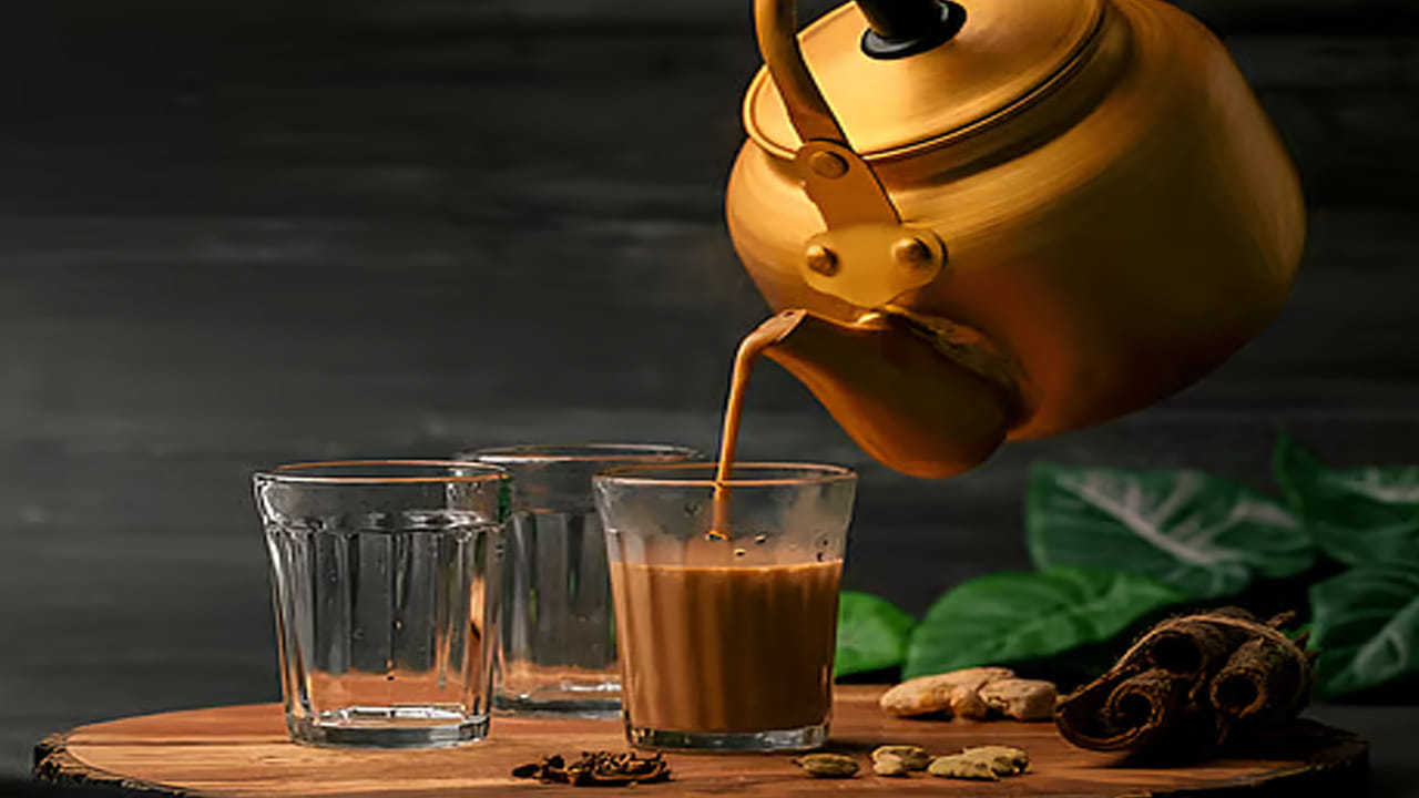 ముఖ్యంగా వేసవిలో టీ తాగడం వల్ల డిహైడ్రేషన్ వంటి సమస్యలు ఎక్కువగా వేధిస్తుంటాయి. అలాగే టీ ఎక్కువగా తీసుకుంటే శీరీరంలో నీటిలోని శాతం తగ్గి.. ఇతర అవయవాలపై ప్రభావం పడే అవకాశాలున్నాయి. ముఖ్యంగా టీ అధికంగా తీసుకుంటే పొట్టలో మంట వంటి సమస్యలు కూడా వేసవికాలంలో వస్తాయి.