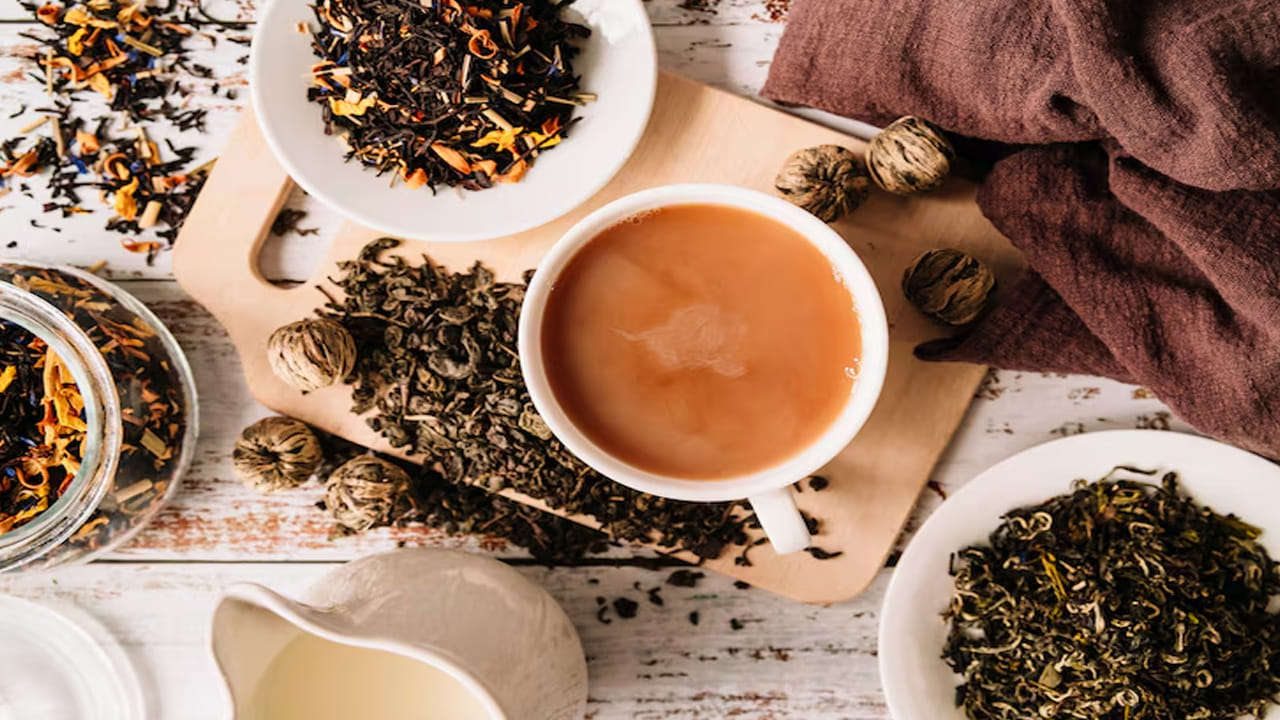 చక్కెర, కెఫిన్ కలిగిన టీ ఎక్కువగా తాగితే చర్మం పొడిబారడం, మొటిమలు వచ్చే అవకాశం ఎక్కువ. వేసవి కాలంలో చర్మం ఇప్పటికే అధిక వేడికి గురవుతూ ఉంటుంది. దానికి తోడు పదే పదే టీ, కాఫీలు తాగుతూ ఉంటే, ఈ సమస్యలు మరింతగా పెరిగే అవకాశం ఎక్కువగా ఉంటుంది.