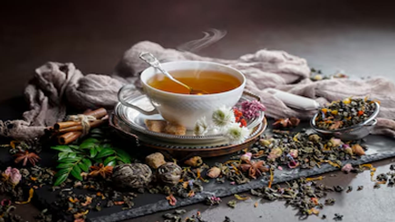 వేసవిలో టీ తాగవచ్చు. కానీ ఒక మోతాడుకు మించి ఉండరాదు. డీహైడ్రేషన్, చర్మ సమస్యలు, జీర్ణక్రియ సమస్యలు రావకుండా ఉండేందుకు, ఎక్కువ నీరు, నారింజ, హెర్బల్, గ్రీన్ టీ వంటివి తీసుకోవడం మంచిది. అలాగే ఎక్కువ చక్కెర కలిగిన ఐస్ టీలు శరీరంలో ఉష్ణోగ్రతను కాస్త ఎక్కువగా పెంచుతాయి.