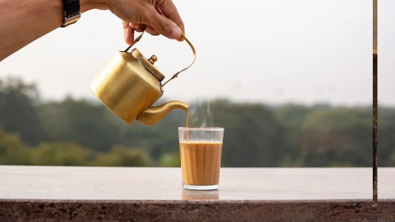 ఖాళీ కడుపుతో టీ తాగుతున్నారా?: ఉదయాన్నే ఖాళీ కడుపుతో టీ తాగడం వల్ల ఎసిడిటీ సమస్యలు వస్తాయి. అలాగే రాత్రి పడుకునే ముందు తాగితే అందులోని కెఫిన్ వల్ల నిద్రలేమి సమస్య వేధిస్తుంది. ఉదయం నిద్రలేవగానే టీ కంటే ముందు ఒక గ్లాసు నీళ్లు తాగడం ఆరోగ్యానికి ఎంతో మేలు.
