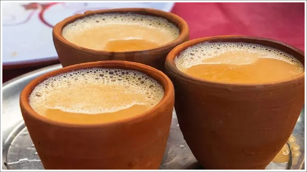  చాలా మందికి టీ లేనిది రోజు గడవదు. ఉదయం టీ తాగడంతోనే రోజును ప్రారంభించే వారు చాలా మంది ఉన్నారు. కొందరైతే ఉదయం  నాలుగైదు గంటలకే నిద్రలేచి హోటళ్ల వద్దకు వెళ్తుంటారు. అక్కడ టీ తాగితేనే వారికి నమ్మళంగా ఉంటుంది.