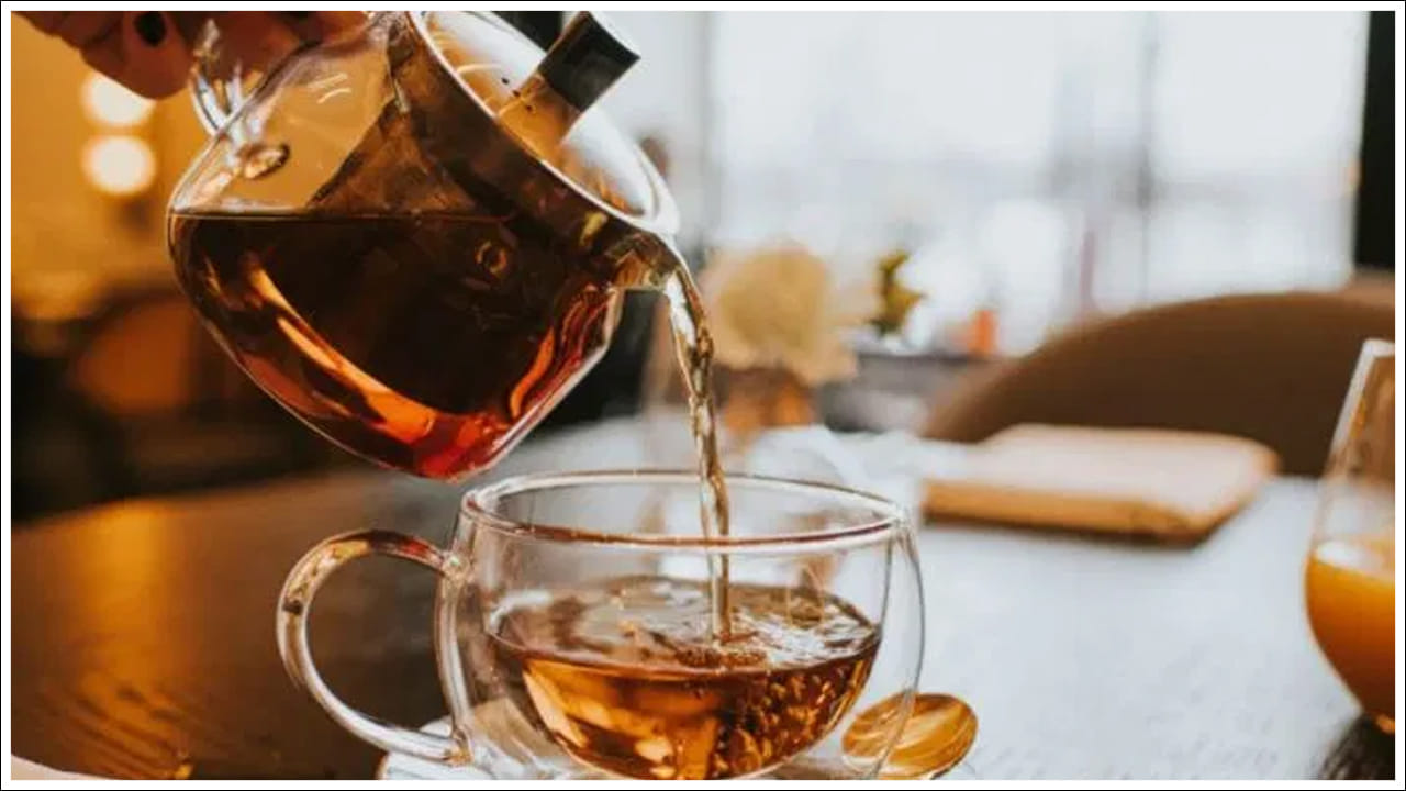  టీని మితంగా తాగడం వల్ల మీరు ఉత్సాహంగా ఉంటారు. టీలో యాంటీఆక్సిడెంట్లు ఉంటాయి. ఇది మిమ్మల్ని బద్ధకంగా భావిస్తుంది. కానీ కొంతమందికి ప్రతి రెండు, మూడు గంటలకోసారి టీ అవసరం. రోజుకు ఎంత టీ తాగాలో నిర్దిష్ట పరిమాణం లేదు.