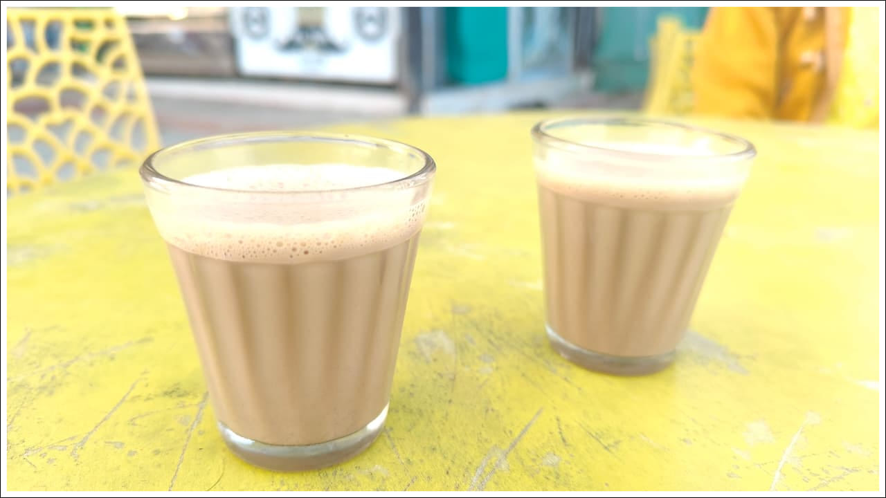 Tea Health: టీ అంటే ఎవరూ ఇష్టపడరు. దాదాపు అందరూ టీ ప్రియులే. మనం రోజుకు రెండు మూడు సార్లు టీ తాగుతాము. కానీ కొన్నిసార్లు ఈ టీ తాగే అలవాటు మిమ్మల్ని చాలా ఇబ్బందుల్లో పడేస్తుంది. అతిగా టీ తాగడం వల్ల మీ ఆరోగ్యంపై చెడు ప్రభావం చూపుతుంది.