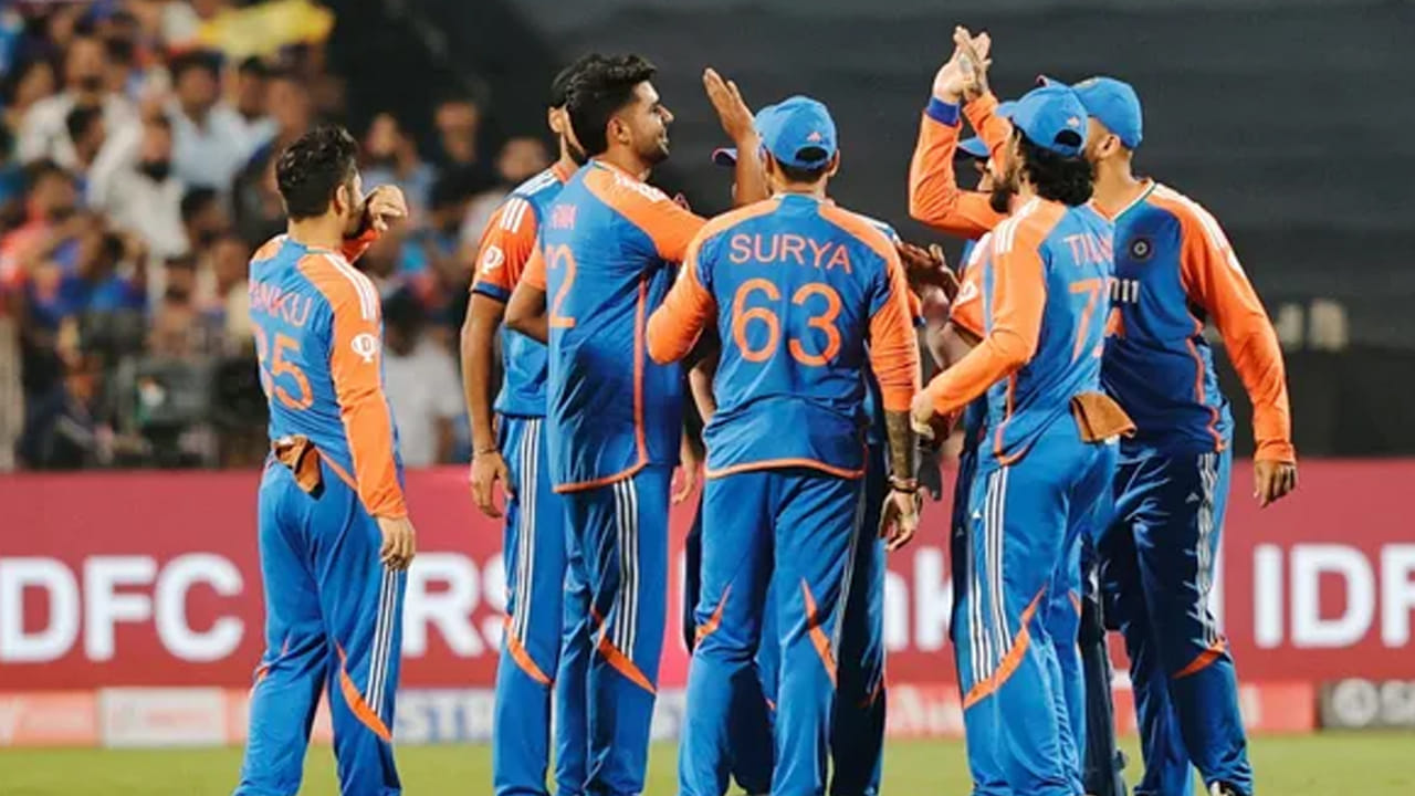 న్యూజిలాండ్ బౌలర్లను ఎదుర్కోవడానికి ఈ మిశ్రమ పిచ్‌ వ్యూహం ఎంతవరకు ఫలిస్తుందో చూడాలి. కోట్లాది మంది భారతీయుల ఆశల వారధైన ఈ ఫైనల్ పోరులో మనవాళ్లు ట్రోఫీ ముద్దాడతారా లేదా అనేది రేపు తేలిపోనుంది. టీమ్‌ ఇండియా తీసుకున్న ఈ వ్యూహాత్మక నిర్ణయం విజయాన్ని అందిస్తుందని అభిమానులు ఆశిస్తున్నారు.