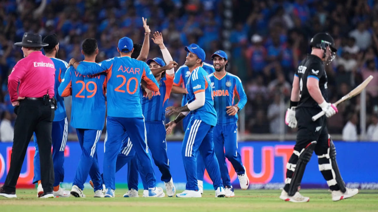 ముఖ్యంగా స్టార్ బౌలర్ జస్ప్రీత్ బుమ్రా గురించి సూర్య ఆకాశానికి ఎత్తేశారు. బుమ్రా ఒక తరానికి ఒక్కడు మాత్రమే పుట్టే అరుదైన బౌలర్ అని, అతన్ని దేశపు నిధిగా భావించవచ్చని సూర్య కొనియాడారు. మైదానంలో ఏం చేయాలి, ఎప్పుడు ఎలా బౌలింగ్ చేయాలి అనే విషయంలో బుమ్రాకు స్పష్టమైన అవగాహన ఉంటుందని, ప్రస్తుతం ప్రపంచ క్రికెట్ వ్యాపారంలో అతనే అత్యుత్తమ ఆటగాడని ప్రశంసించారు. గత మ్యాచ్‌లో సంజూ శాంసన్ తన మ్యాన్ ఆఫ్ ది మ్యాచ్ అవార్డును బుమ్రాకు ఇవ్వాలనుకోవడమే అతడి ప్రాధాన్యతను తెలియజేస్తుంది. భవిష్యత్తులో కూడా బుమ్రా ఇలాగే భారత్‌కు విజయాలను అందించాలని, ఇలాంటి ఆటగాళ్లు జట్టులో ఉంటే ఎన్ని ప్రపంచకప్పులైనా గెలవవచ్చని సూర్యకుమార్ యాదవ్ తన ప్రసంగాన్ని ముగించారు.