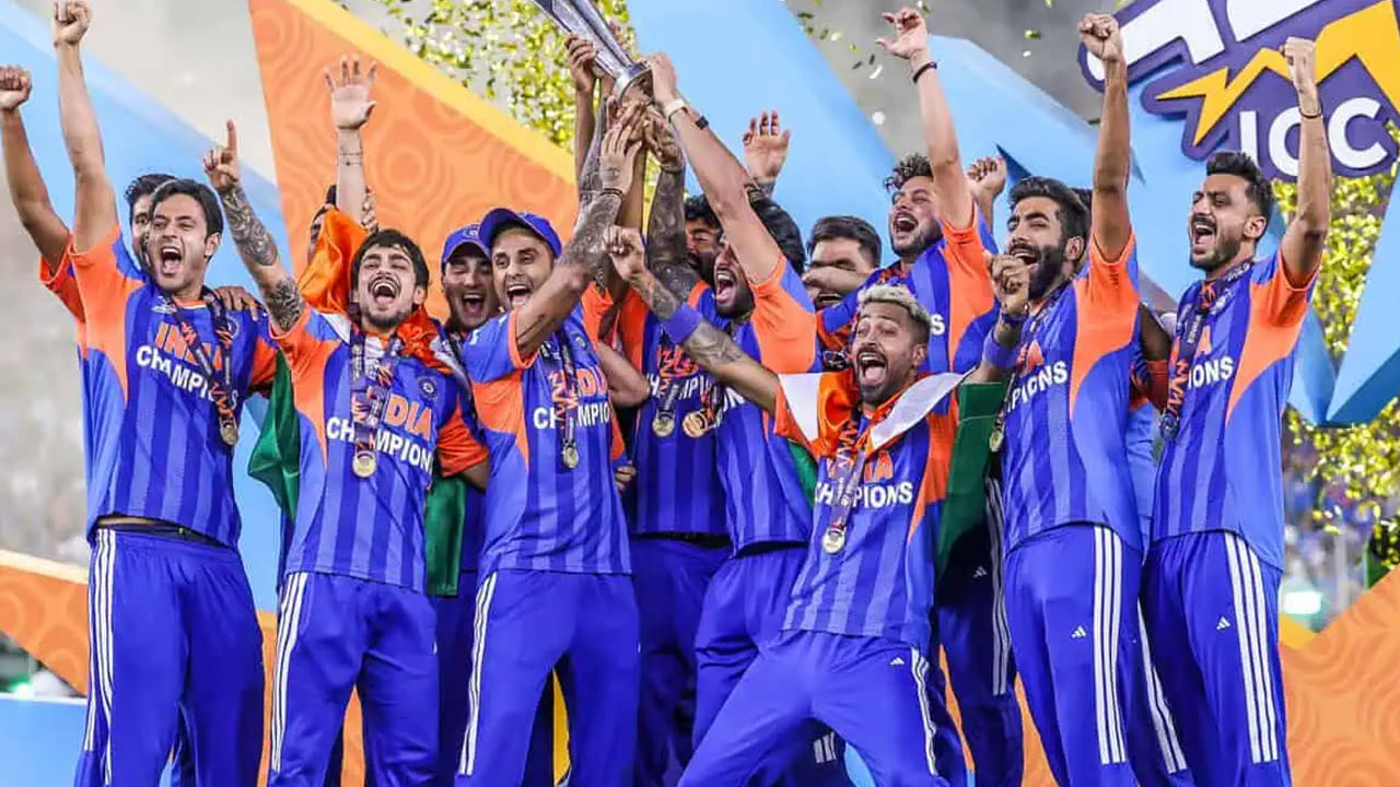 అహ్మదాబాద్‌లోని నరేంద్ర మోదీ స్టేడియం వేదికగా జరిగిన ఈ పోరు ముగిసిన అనంతరం భారత కెప్టెన్ సూర్యకుమార్ యాదవ్ తన భావోద్వేగాలను పంచుకుంటూ జట్టు విజయం వెనుక ఉన్న అసలు రహస్యాలను వెల్లడించారు. ఈ చారిత్రాత్మక విజయంపై సూర్యకుమార్ యాదవ్ మాట్లాడుతూ, ఈ గెలుపు తాలూకు ఆనందం వర్ణించడానికి మాటలు లేవని గుర్తు చేసుకున్నారు. 2024 ప్రపంచకప్ ముగిసిన తర్వాత బీసీసీఐ, జై షా, రోహిత్ శర్మ తనపై ఉంచిన నమ్మకాన్ని నిలబెట్టుకొని ఈరోజు కప్పును ముద్దాడటం ఒక ప్రత్యేకమైన అనుభూతినిస్తోందని ఆయన వివరించారు. 