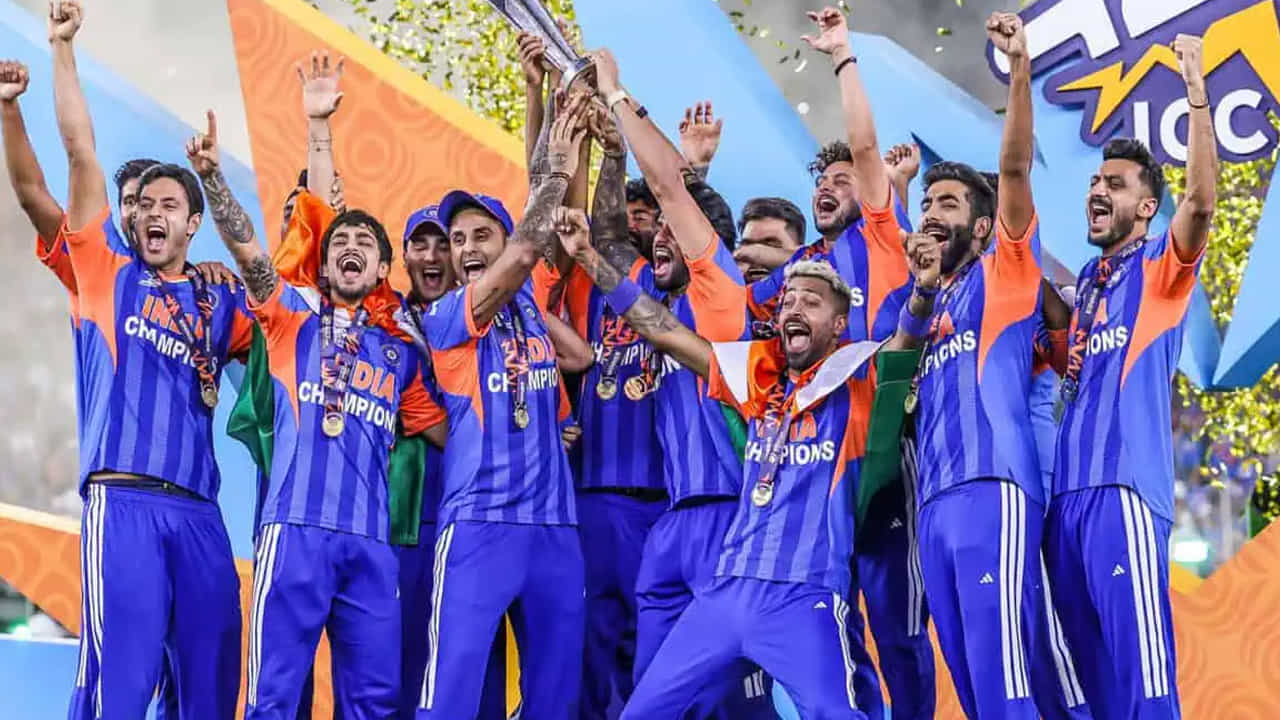 అహ్మదాబాద్లోని నరేంద్ర మోదీ స్టేడియం వేదికగా జరిగిన ఈ పోరు ముగిసిన అనంతరం భారత కెప్టెన్ సూర్యకుమార్ యాదవ్ తన భావోద్వేగాలను పంచుకుంటూ జట్టు విజయం వెనుక ఉన్న అసలు రహస్యాలను వెల్లడించారు. ఈ చారిత్రాత్మక విజయంపై సూర్యకుమార్ యాదవ్ మాట్లాడుతూ, ఈ గెలుపు తాలూకు ఆనందం వర్ణించడానికి మాటలు లేవని గుర్తు చేసుకున్నారు. 2024 ప్రపంచకప్ ముగిసిన తర్వాత బీసీసీఐ, జై షా, రోహిత్ శర్మ తనపై ఉంచిన నమ్మకాన్ని నిలబెట్టుకొని ఈరోజు కప్పును ముద్దాడటం ఒక ప్రత్యేకమైన అనుభూతినిస్తోందని ఆయన వివరించారు.