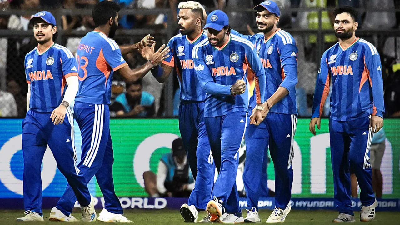 గత వైఫల్యాల నుంచి పాఠాలు నేర్చుకున్న టీమ్‌ ఇండియా మేనేజ్‌మెంట్ ఈసారి పిచ్‌ విషయంలో ఎటువంటి రిస్క్‌ తీసుకోవడం లేదు. జాతీయ మీడియా కథనం ప్రకారం, ఫైనల్ మ్యాచ్ కోసం మిక్స్డ్ సాయిల్ పిచ్‌ను సిద్ధం చేశారట. అంటే అందులో ఎర్రమట్టి, నల్లమట్టి రెండింటినీ కలిపి వాడారు. సుమారు 70 శాతం ఎర్రమట్టి ఉండగా, మిగిలిన 30 శాతం మాత్రమే నల్లమట్టిని ఉపయోగించారట. దీనివల్ల పిచ్‌ నెమ్మదించకుండా బంతికి మంచి బౌన్స్ లభిస్తుంది. మన బ్యాటర్లు స్ట్రోక్ ప్లే ఆడడానికి ఇది చాలా అనుకూలంగా ఉంటుంది.