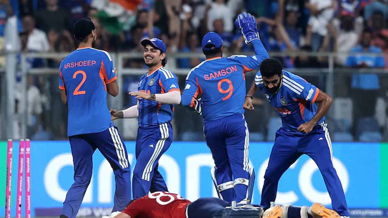 భారత క్రికెట్ అభిమానులు 2023 నవంబర్ 19వ తేదీని తేలిగ్గా మర్చిపోలేరు. ఆ వన్డే ప్రపంచకప్‌లో వరుస విజయాలతో దూసుకుపోయి ఫైనల్‌కు చేరిన టీమ్‌ ఇండియా, అహ్మదాబాద్ మైదానంలో ఆస్ట్రేలియా చేతిలో ఘోరంగా ఓడిపోయింది. ఆ రోజు మనకు నచ్చినట్లుగా తయారు చేయించుకున్న నల్లరేగడి మట్టి పిచ్‌ మనకే శాపంగా మారింది. బంతి నెమ్మదించి, మన బ్యాటర్లను ముప్పుతిప్పలు పెట్టింది. అంతెందుకు, ఇదే టీ20 ప్రపంచకప్‌లో కూడా సూపర్ 8 దశలో సౌత్ ఆఫ్రికాతో జరిగిన మ్యాచ్‌లో అదే నల్లమట్టి పిచ్‌పై భారత్ ఓటమిపాలైంది. గత 32 ఐసీసీ మ్యాచుల్లో భారత్ ఓడిపోయిన ఆ రెండు మ్యాచ్‌లు కూడా అహ్మదాబాద్ పిచ్‌ మహిమేనని విశ్లేషకులు చెబుతున్నారు.