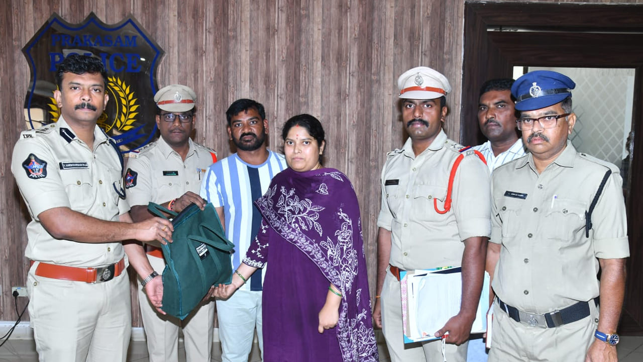 Techie Couple Robbed In Bus 1