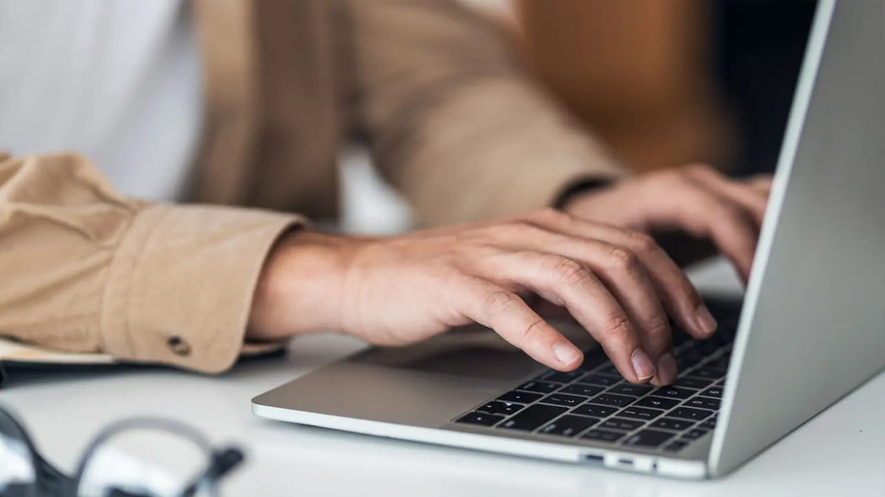 జీవితం మార్చుకోవాలనే నిర్ణయం..
కానీ త్వరలోనే వాస్తవ పరిస్థితి అతనికి అర్థమైంది. కుటుంబ అప్పులు, పెరుగుతున్న వడ్డీని తన జీతంతో తీర్చడం అసాధ్యమని గ్రహించాడు. అప్పుడు తన జీవితం మార్చుకోవాలని నిర్ణయించుకున్నాడు. ‘నేను ఇప్పటికే ఐటీలో ఉన్నాను. గణితం, లాజిక్పై నాకు మంచి పట్టు ఉంది. ఎంత దూరం వెళ్ళగలనో చూడాలని అనిపించింది. లక్షల్లో సంపాదిస్తున్న వాళ్లను చూసి అదే నా మార్గమని అనుకున్నాను. నా లక్ష్యం ఒక్కటే.. కుటుంబ అప్పులన్నీ తీర్చడం, ఆర్థికంగా స్థిరపడడం, అని అతను వివరించాడు.