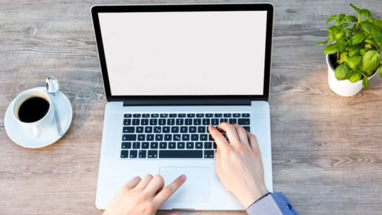 ఏకంగా రూ. 65 లక్షల ప్యాకేజీకి..
“నేను వారాంతాలు లేకుండా, విహారయాత్రలు లేకుండా చాలా కష్టపడ్డాను. కొన్ని సులభమైన ఇంటర్వ్యూలలో కూడా మొదట్లో విఫలమయ్యాను. వాటిని ఎలా తప్పుగా చేశానో అర్థం కాలేదు,” అని అతను చెప్పాడు. చివరకు అతని కృషి ఫలించింది. పలు ప్రముఖ టెక్ కంపెనీల నుంచి ఉద్యోగ అవకాశాలు వచ్చాయి. వాటిలో ఒక ప్రముఖ ఉత్పత్తి ఆధారిత కంపెనీ నుంచి వచ్చిన రూ.65 లక్షల వార్షిక ప్యాకేజీని అతను స్వీకరించాడు. దీంతో అతని జీవితం పూర్తిగా మారిపోయింది.