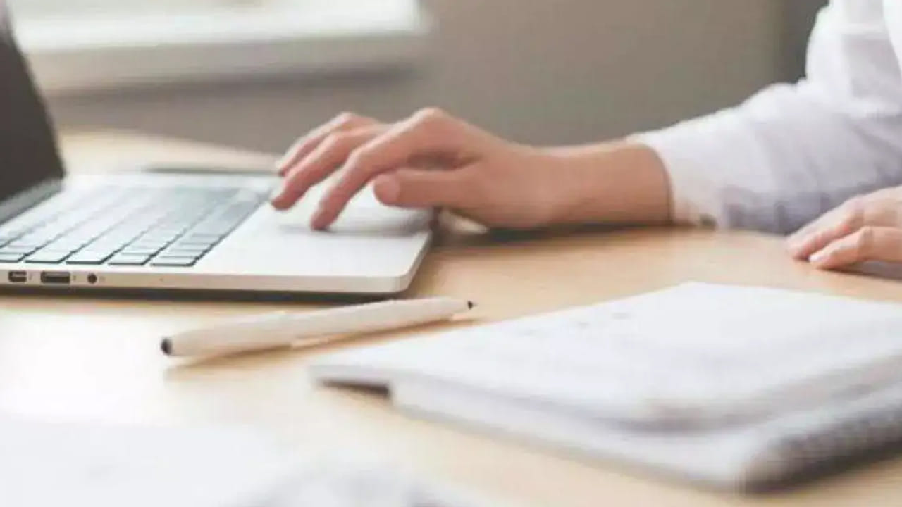 తన విజయంపై అతని స్పందన..
“ఈ జీవితానికి, నాకు సహాయం చేసిన సమాజానికి నేను ఎంతో కృతజ్ఞుడిని. ఎవరు నన్ను ‘కార్పొరేట్ బానిస’ అని పిలిచినా నాకు అభ్యంతరం లేదు. నా తల్లిదండ్రులు సంతోషంగా ఉండటం నాకు ఎంతో ముఖ్యమైన విషయం. నేను ఎన్నడూ సాధ్యం కాదని అనుకున్న ఎన్నో వస్తువులను ఇప్పుడు కొనుగోలు చేయగలుగుతున్నాను.” అని అతడు తను సాధించిన విజయం గురించి వివరించాడు.