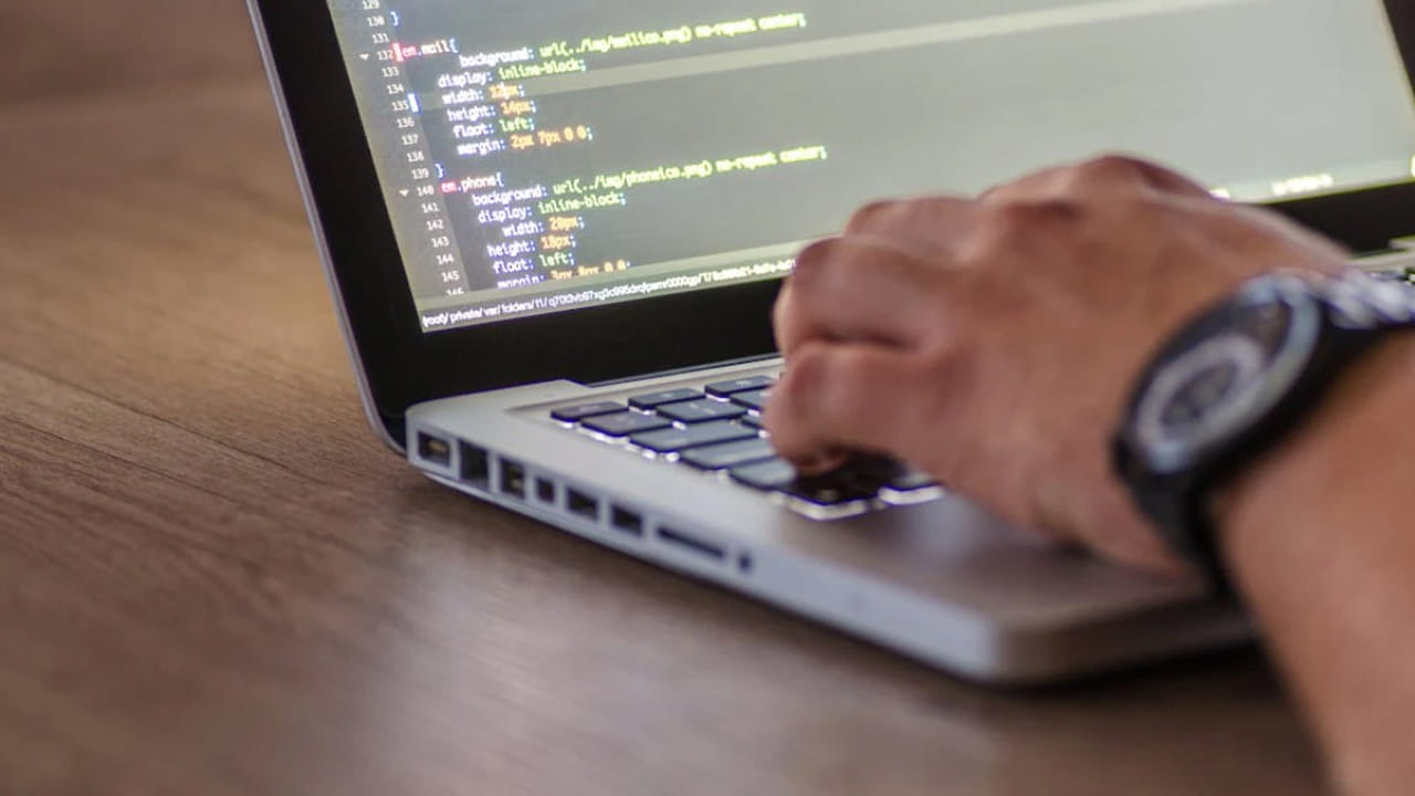 ప్రశంసలు.. హెచ్చరికలు..! సోషల్ మీడియాలో స్పందనలు ఇలా..
ఈ స్టోరీ వైరల్ కావడంతో అనేక మంది దీనిని “పీక్ మోటివేషన్”గా పేర్కొన్నారు. ఒక వినియోగదారు ఇలా వ్యాఖ్యానించాడు: “ఇది నిజంగా గొప్ప ప్రేరణ. మీ చదువు ప్రణాళికను, మీరు ఉపయోగించిన టెక్ స్టాక్ను కూడా పంచుకుంటే మాకు ఉపయోగపడుతుంది.” మరో వ్యక్తి ఇలా రాశాడు: “మీ విజయానికి చాలా సంతోషంగా ఉంది. మీరు ఇంకా పెద్ద విజయాలు సాధించాలని కోరుకుంటున్నాను. అలాగే ఇతరులకు కూడా మార్గదర్శకత్వం ఇవ్వాలని ఆశిస్తున్నాను.” మరొకరు హెచ్చరికగా ఇలా చెప్పారు: “మీ విజయానికి అభినందనలు. అయితే ఇంత పెద్ద జీతంతో వచ్చే అనవసరమైన ఒత్తిళ్లు, శ్రద్ధ కూడా ఉంటాయి. వాటిని జాగ్రత్తగా ఎదుర్కోవాలి.” ఇంకొకరు ఇలా వ్యాఖ్యానించారు: “నాలుగు సంవత్సరాల అనుభవంతో ఉత్పత్తి ఆధారిత కంపెనీల్లో ఉద్యోగం పొందడానికి ఎంత కృషి అవసరమో తెలుసుకుంటే ఇది నిజంగా స్ఫూర్తిదాయకంగా కూడా, కొంత భయానకంగా కూడా అనిపిస్తుంది.” ఇలా నెటిజన్లు తమదైన శైలితో స్పందిస్తున్నారు. అయితే, అతను తన జీవితంలో సాధించిన విజయాన్ని మాత్రం అందరూ అభినందిస్తున్నారు.