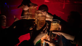 మందు సిట్టింగ్ వేసిన ముగ్గురు స్నేహితులు.. మత్తులో ఫోన్ లాక్కోగా.