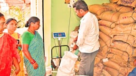 లబ్ధిదారులకు అదిరిపోయే గుడ్‌న్యూస్.. ఒకేసారి 3 నెలల రేషన్ పంపిణీ!