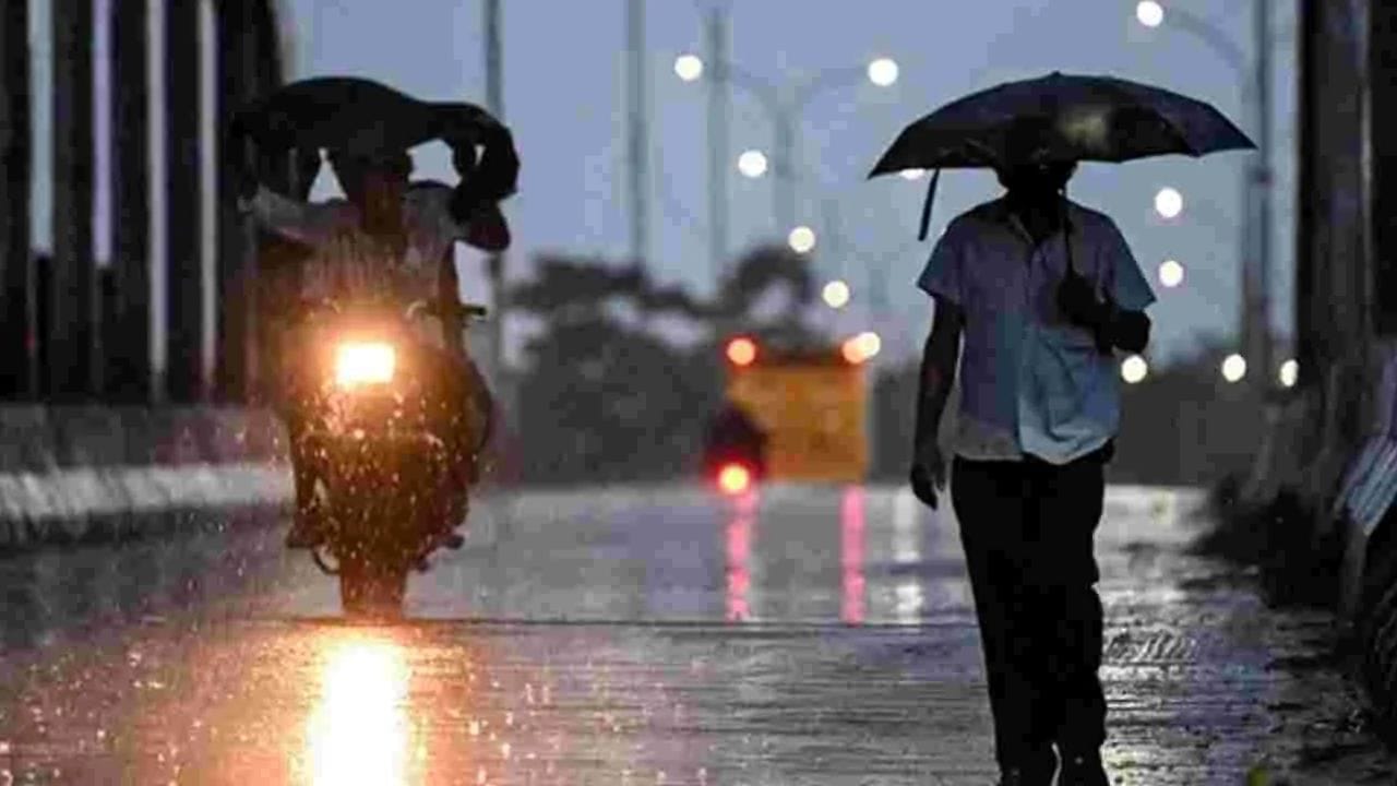 ఈ ద్రోణి ప్రభావంతో ఆదివారం రాష్ట్రంలోని కొన్ని ఉత్తర పశ్చిమ జిల్లాలలో ఉరుములు మెరుపులతో కూడిన తేలికపాటి నుంచి మోస్తారు వర్షాలు అక్కడక్కడ కురిసే అవకాశం ఉందని.. సోవమారం రాష్ట్రంలోని కొన్ని జిల్లాలలో ఉరుములు మెరుపులతో కూడిన తేలికపాటి నుండి మోస్తారు వర్షాలు కురుస్తాయని పేర్కొంది. ఇక మంగళవారం రాష్ట్రంలోని చాలా జిల్లాలలో ఉరుములు మెరుపులతో కూడిన తేలికపాటి నుంచి మోస్తారు వర్షాలు కురిసే అవకాశం ఉందని పేర్కొంది. 