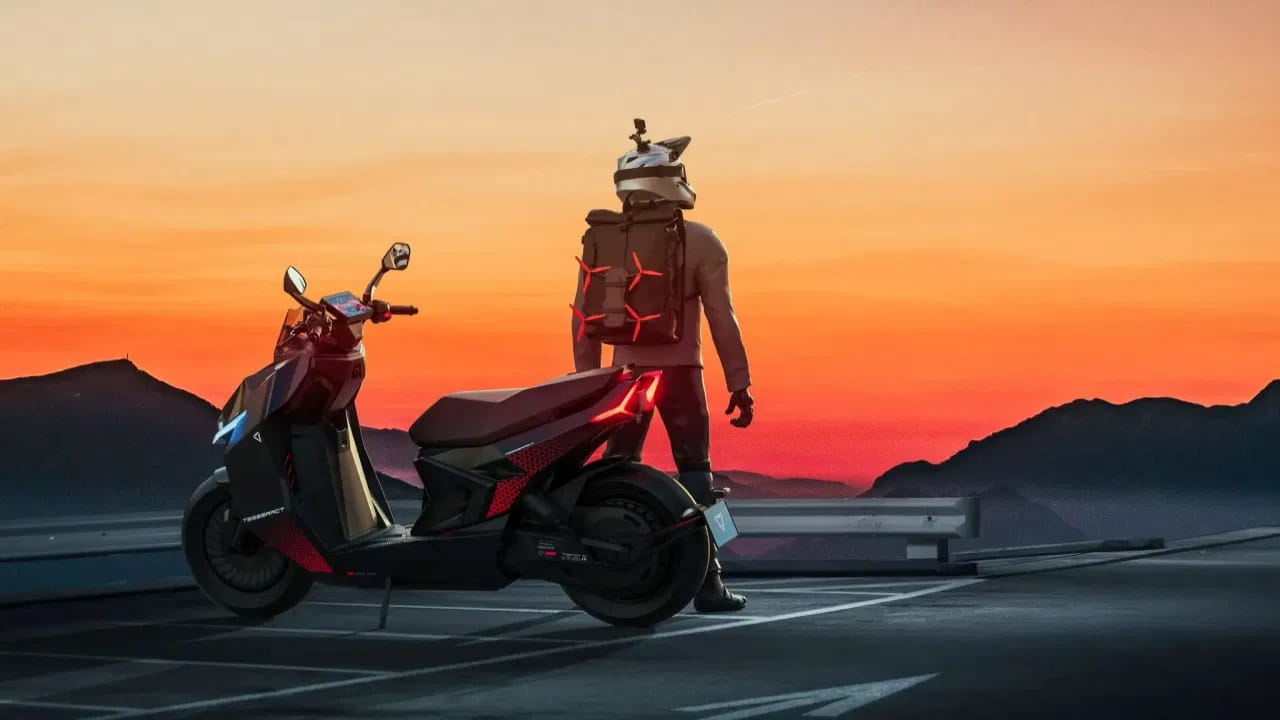 స్మార్ట్ ఫీచర్లు: సాధారణ ఇ-బైక్స్ లా కాకుండా టెసరాక్ట్ భవిష్యత్తు అవసరాలను దృష్టిలో ఉంచుకుని రూపొందించారు.  బైక్ సీటును తెరవడానికి ఫిజికల్ కీ అవసరం లేదు. స్మార్ట్ కనెక్టివిటీ ద్వారా సులభంగా ఆపరేట్ చేయవచ్చు. సీటు కింద 34 లీటర్ల భారీ స్టోరేజ్ స్పేస్ ఉంటుంది. ఇది సామాను మోసుకెళ్లడానికి ఎంతో అనుకూలం. ఇరుకైన ప్రదేశాలలో కూడా సులభంగా పార్క్ చేసేందుకు వీలుగా పార్కింగ్ అసిస్టెంట్ ఫీచర్‌ను జోడించారు.
