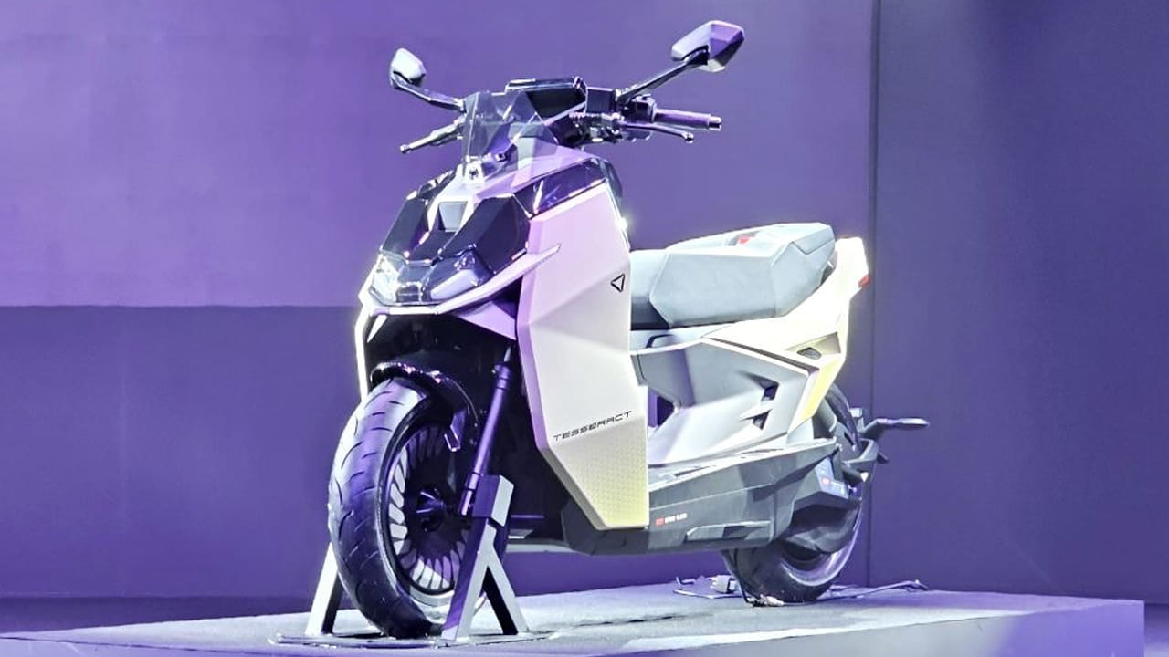 వేగం - పవర్: ఇందులో అమర్చిన 20 HP ఎలక్ట్రిక్ మోటార్ అద్భుతమైన శక్తిని అందిస్తుంది. కేవలం 2.9 సెకన్లలోనే 0 నుండి 60 కిలోమీటర్ల వేగాన్ని అందుకోవడం దీని ప్రత్యేకత వినియోగదారుల అవసరాలకు అనుగుణంగా దీనిని మూడు వేరియంట్లలో అందుబాటులోకి తెచ్చారు.
