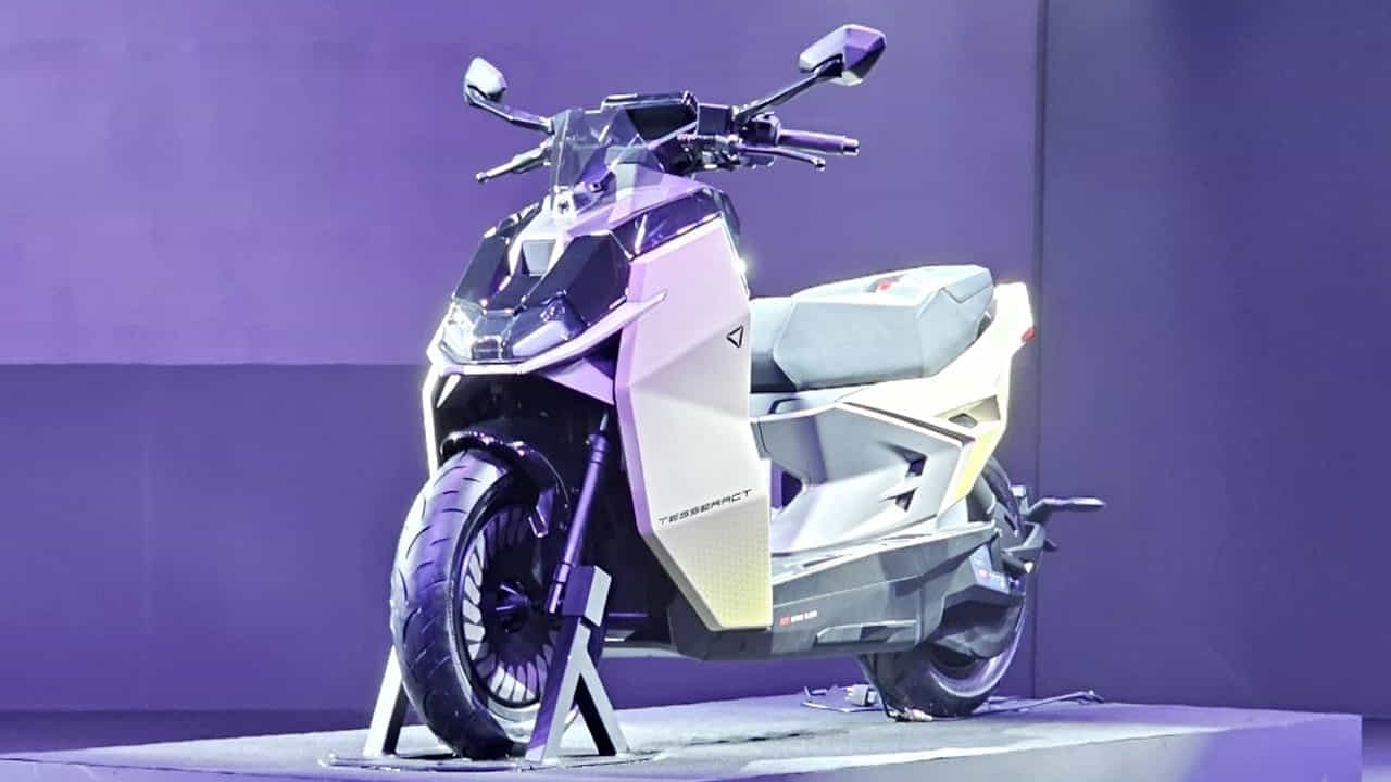 వేగం - పవర్: ఇందులో అమర్చిన 20 HP ఎలక్ట్రిక్ మోటార్ అద్భుతమైన శక్తిని అందిస్తుంది. కేవలం 2.9 సెకన్లలోనే 0 నుండి 60 కిలోమీటర్ల వేగాన్ని అందుకోవడం దీని ప్రత్యేకత వినియోగదారుల అవసరాలకు అనుగుణంగా దీనిని మూడు వేరియంట్లలో అందుబాటులోకి తెచ్చారు.