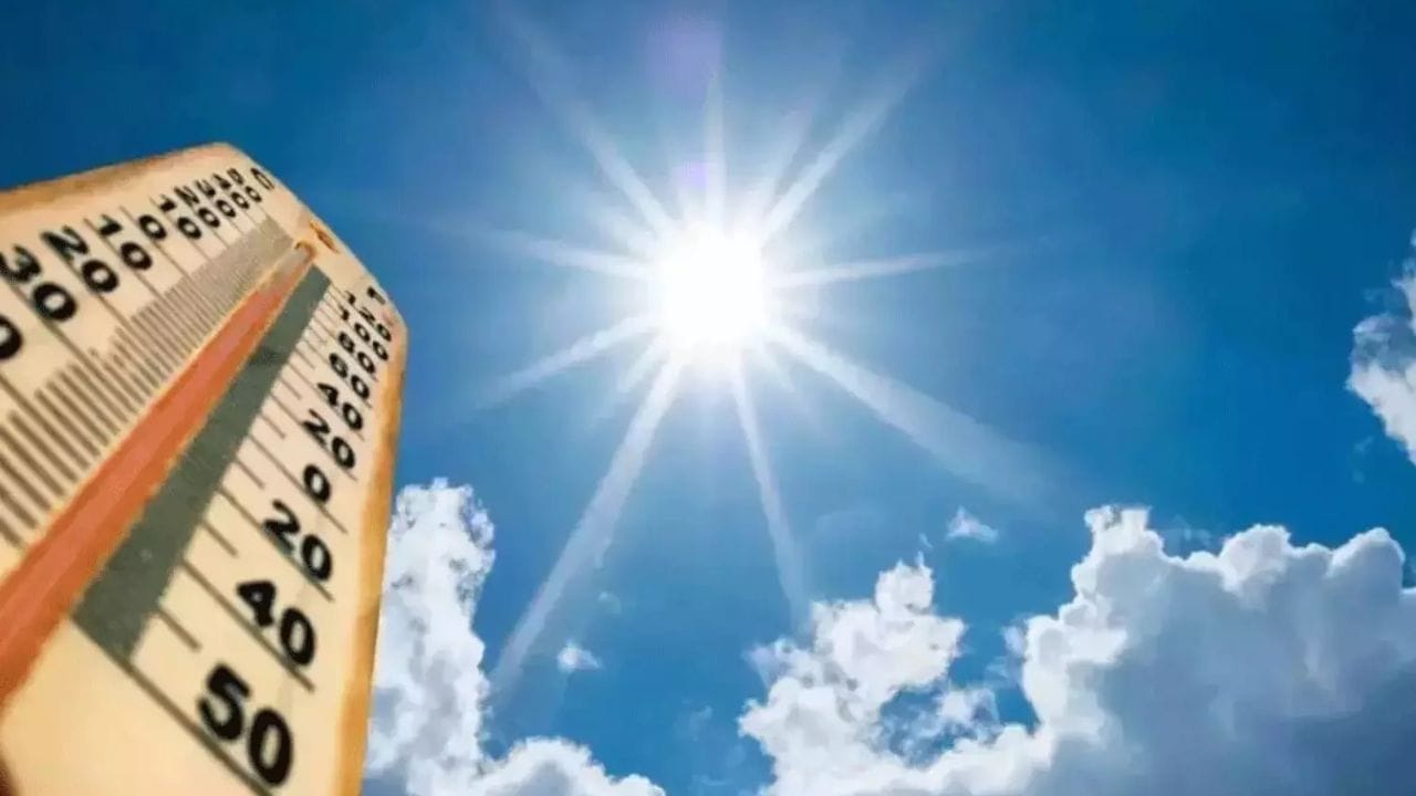 ఎన్టీఆర్ జిల్లా జి. కొండూరు,ఇబ్రహీంపట్నం, కంచికచర్ల మండలాల్లో  తీవ్ర వడగాల్పులు ప్రభావం చూపే అవకాశం ఉన్నట్లు విపత్తుల నిర్వహణ సంస్థ మేనేజింగ్ డైరెక్టర్ ప్రఖర్ జైన్ తెలిపారు. రాయలసీమ, సెంట్రల్ ఆంధ్రా జిల్లాల్లో 40-42°C వరకు ఉష్ణోగ్రతలు నమోదయ్య అవకాశం ఉందన్నారు. శనివారం 48 ప్రాంతాల్లో 40°C కు పైగా ఉష్ణోగ్రతలు రికార్డు అయిందని తెలిపారు.అలాగే రేపు 87 మండలాల్లో వడగాల్పులు ప్రభావం చూపనున్నట్లు  తెలిపారు. 