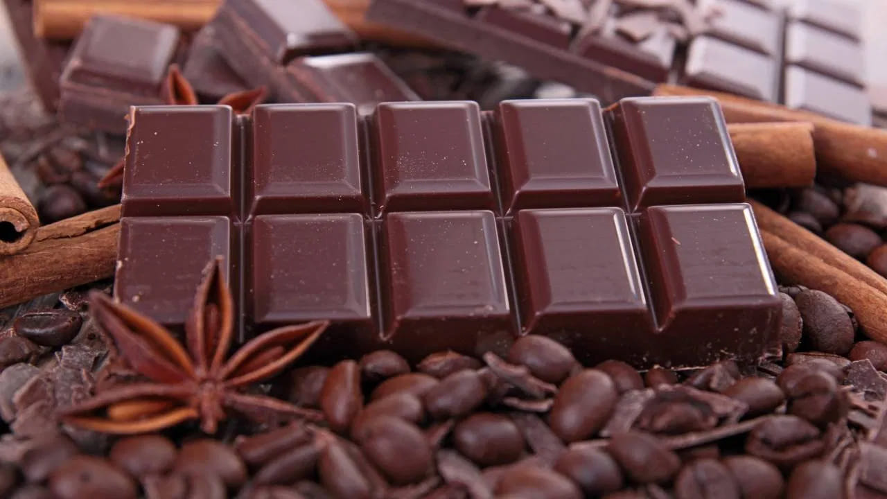 చాక్లెట్లతో జాగ్రత్త: డార్క్ చాక్లెట్‌లో కెఫిన్, కోకో ఉంటాయి. వీటిని ఆల్కహాల్‌తో కలిపి తీసుకోవడం వల్ల కడుపులో మంట, అసిడిటీ పెరుగుతాయి. ఇది మీ జీర్ణవ్యవస్థను ఇబ్బంది పెట్టడమే కాకుండా గుండెల్లో మంటకు కారణమవుతుంది.